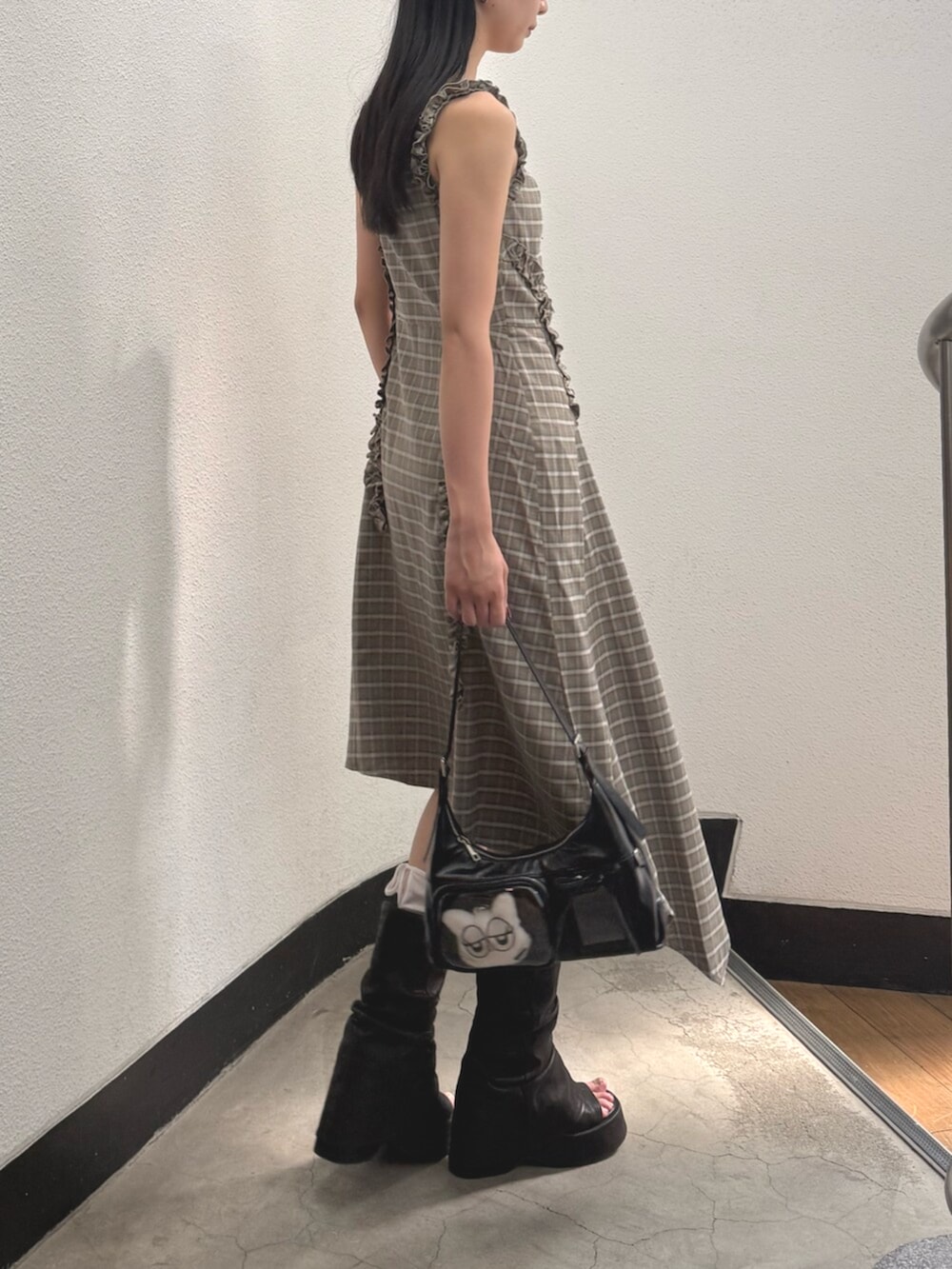 ベージュ系のワンピース、ブラック系のハンドバッグ、ブラック系のその他シューズを着用したレディースの夏コーディネートの4枚目の写真