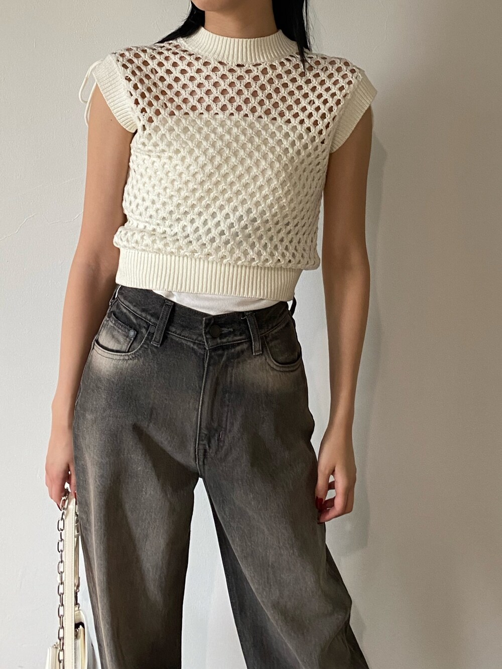 ホワイト系のスカート、ホワイト系のタンクトップ、ブラック系のサンダルを着用したレディースの夏コーディネートの2枚目の写真