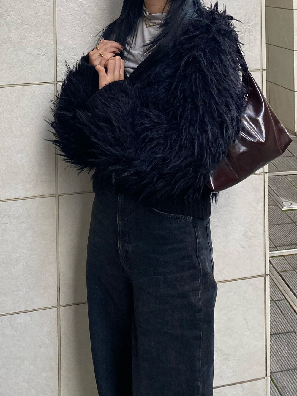 ブラック系のカーディガン/ボレロ、ブラック系のデニムパンツを着用したレディースの秋コーディネートの4枚目の写真