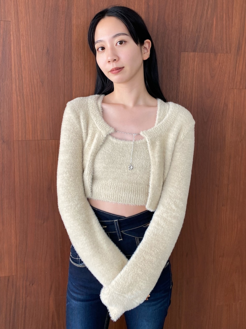 ホワイト系のニット/セーター、ブルー系のデニムパンツを着用したレディースの秋コーディネートの2枚目の写真