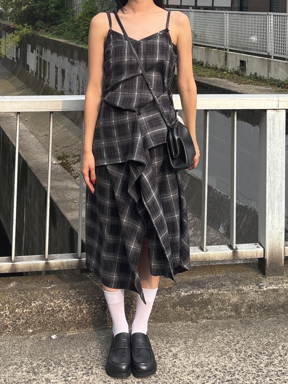 ブラック系のワンピースを着用したレディースの秋コーディネートの2枚目の写真