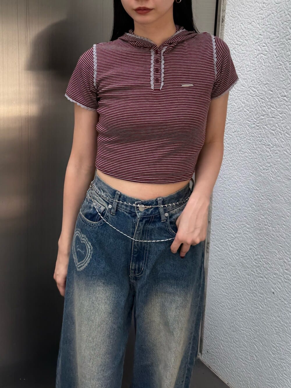 ブルー系のデニムパンツ、レッド系のTシャツ/カットソー、ブラウン系のスニーカーを着用したレディースの夏コーディネートの5枚目の写真