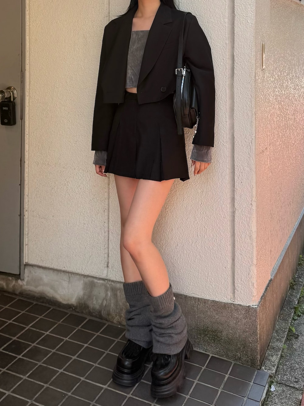 ブラック系のテーラードジャケット、ブラック系のスカート、ブラック系のローファーを着用したレディースの秋コーディネートの2枚目の写真