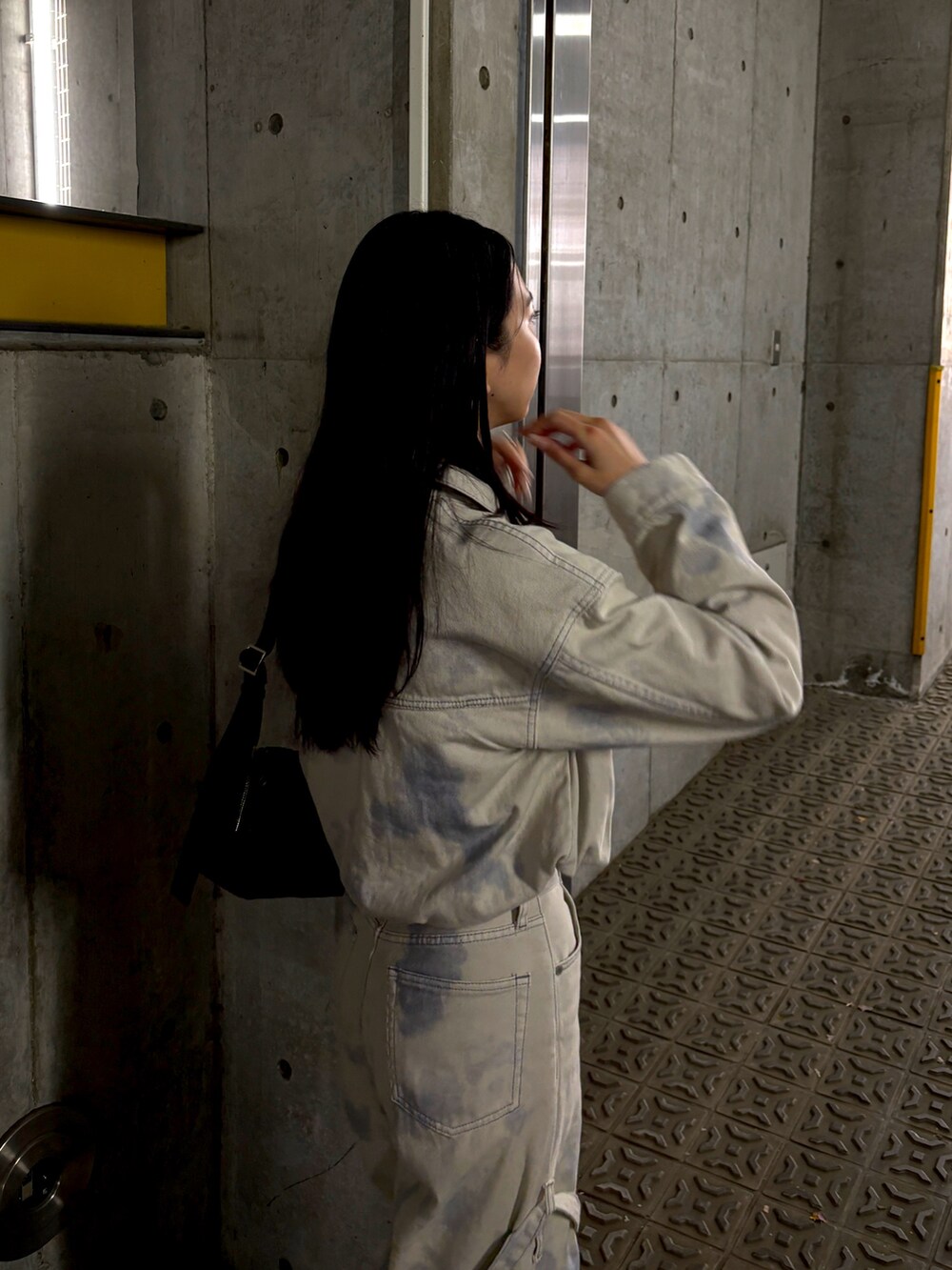 ホワイト系のデニムジャケット、ホワイト系のデニムパンツ、ホワイト系のスニーカーを着用したレディースの冬コーディネートの4枚目の写真