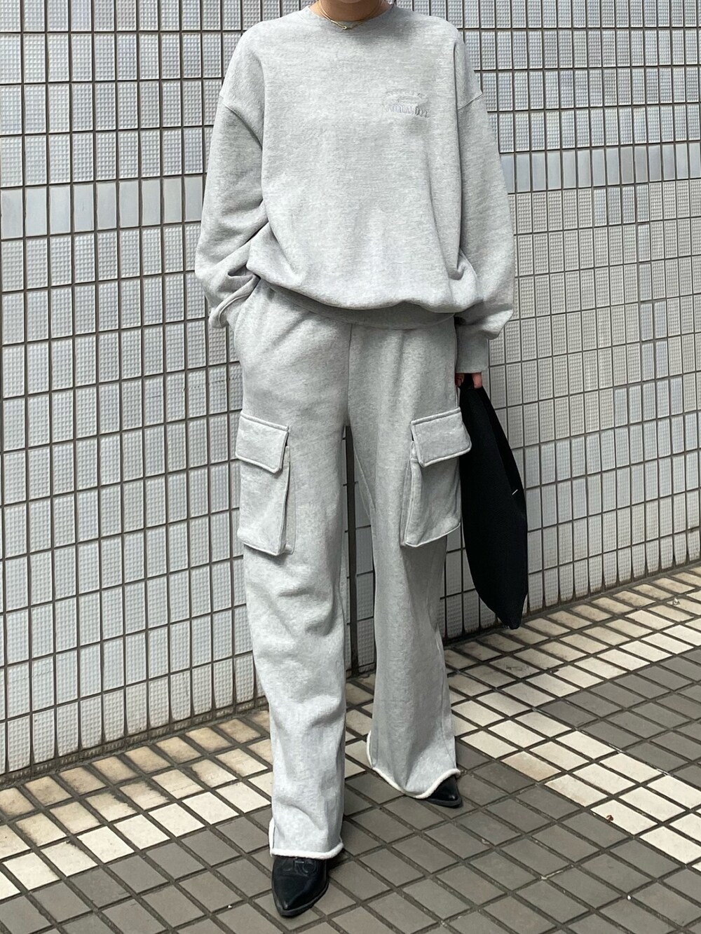 グレー系のスウェットパンツ、グレー系のTシャツ/カットソーを着用したレディースの秋コーディネートの3枚目の写真