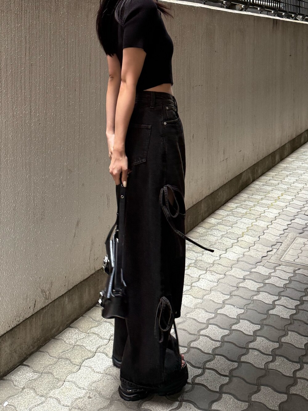 ブラック系のデニムパンツ、ブラック系のニット/セーターを着用したレディースの夏コーディネートの2枚目の写真