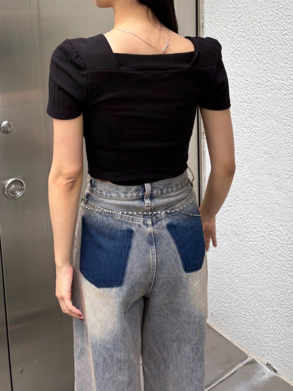 ブラック系のサンダル、ブルー系のデニムパンツ、ブラウン系のショルダーバッグを着用したレディースの夏コーディネートの7枚目の写真