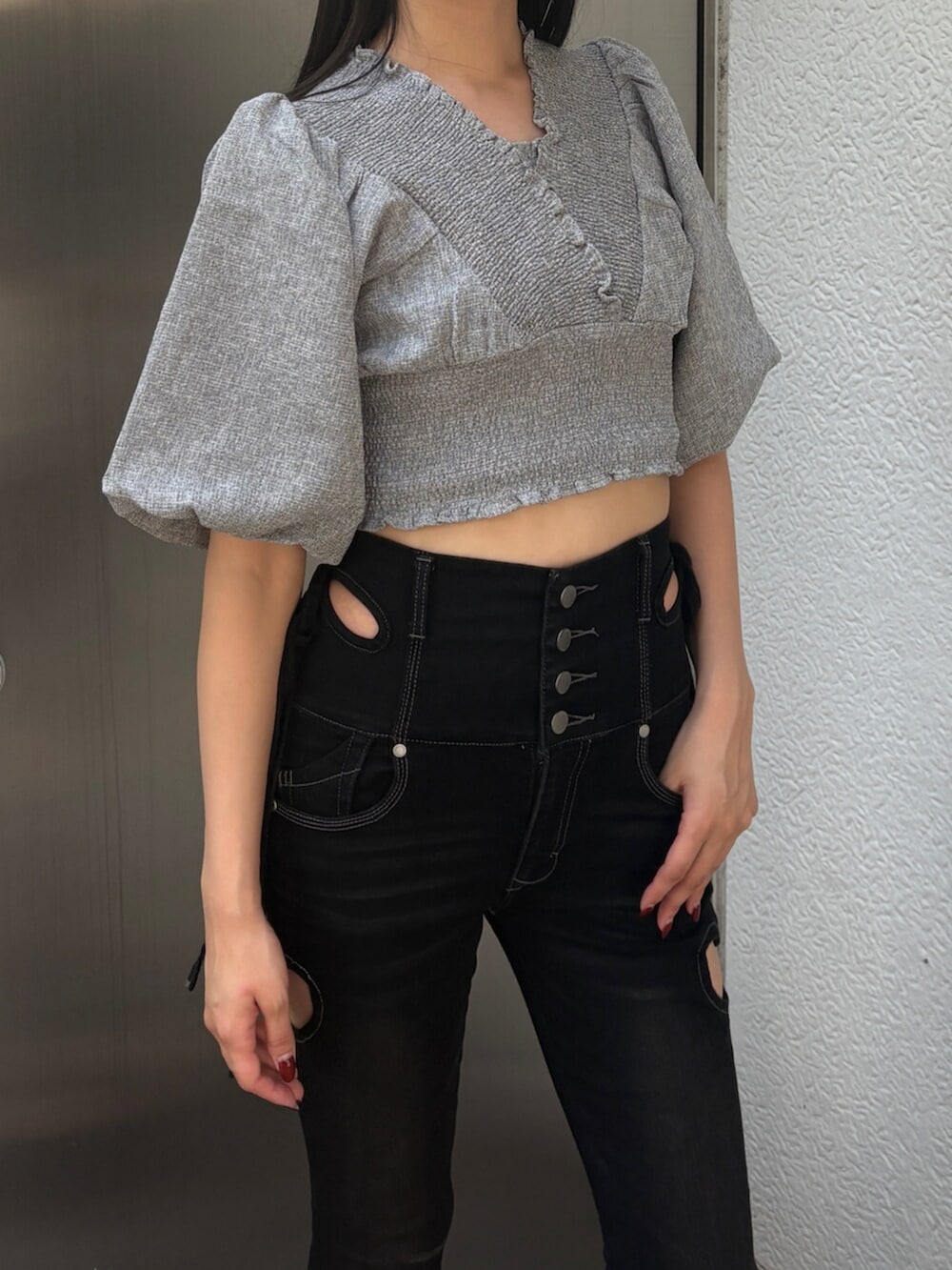 ブラック系のデニムパンツ、グレー系のTシャツ/カットソー、ブラック系のサンダルを着用したレディースの夏コーディネートの5枚目の写真