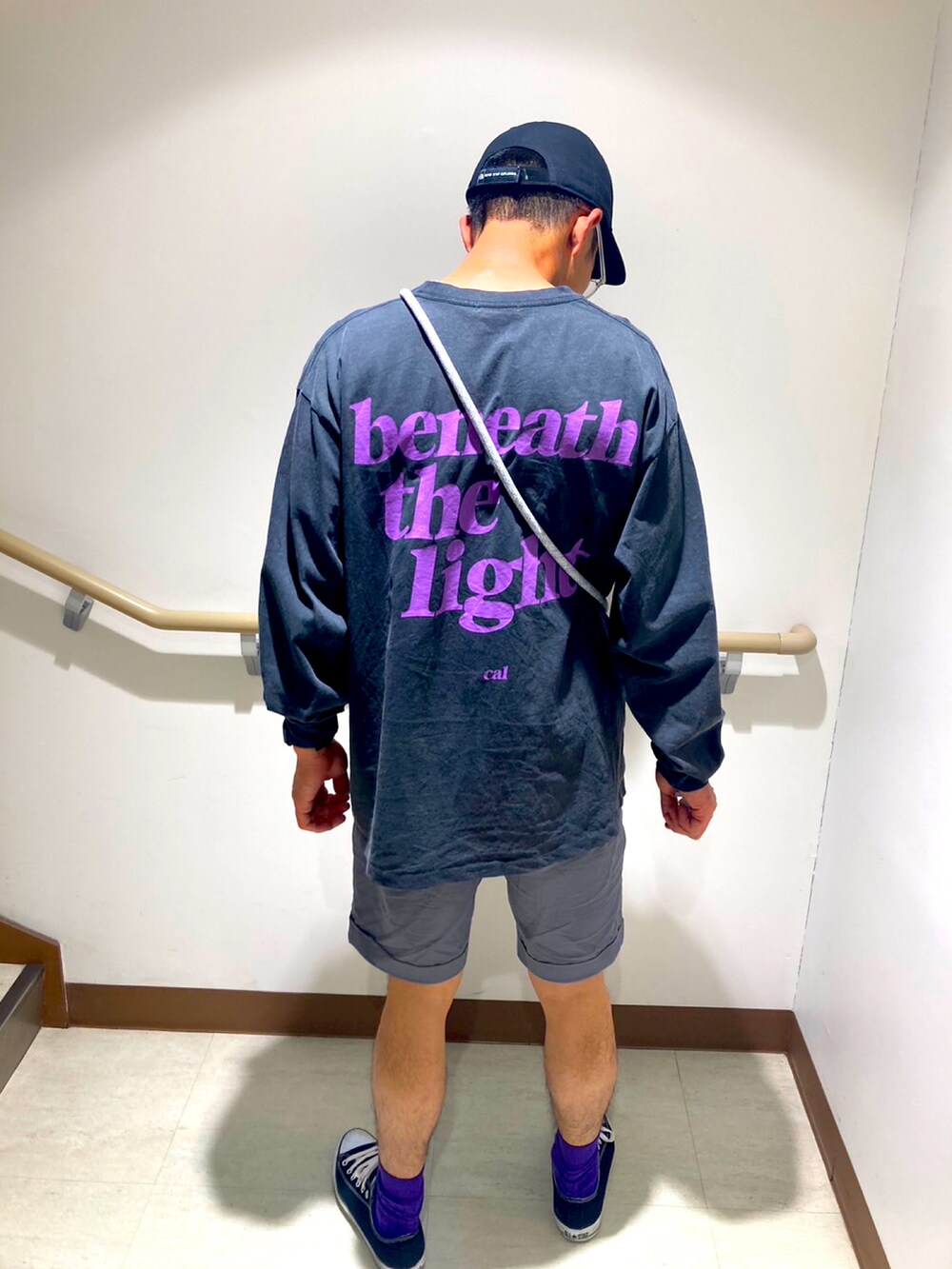 ブラック系のTシャツ/カットソー、グレー系のその他パンツ、ブラック系のスニーカーを着用したメンズの夏コーディネートの2枚目の写真