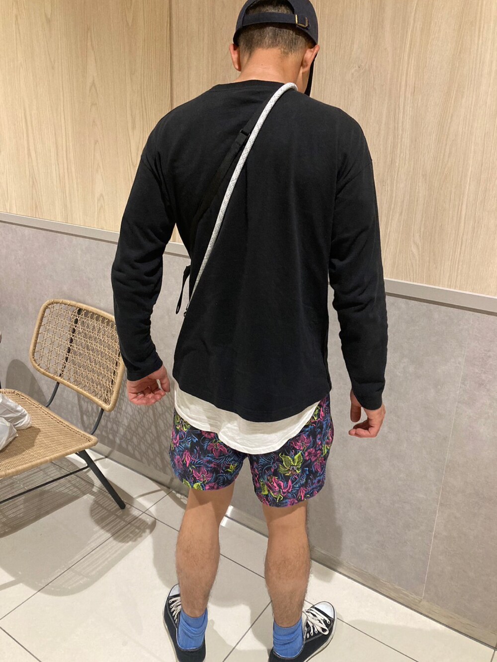 ブラック系のTシャツ/カットソー、その他のその他パンツ、ブラック系のスニーカーを着用したメンズの夏コーディネートの2枚目の写真