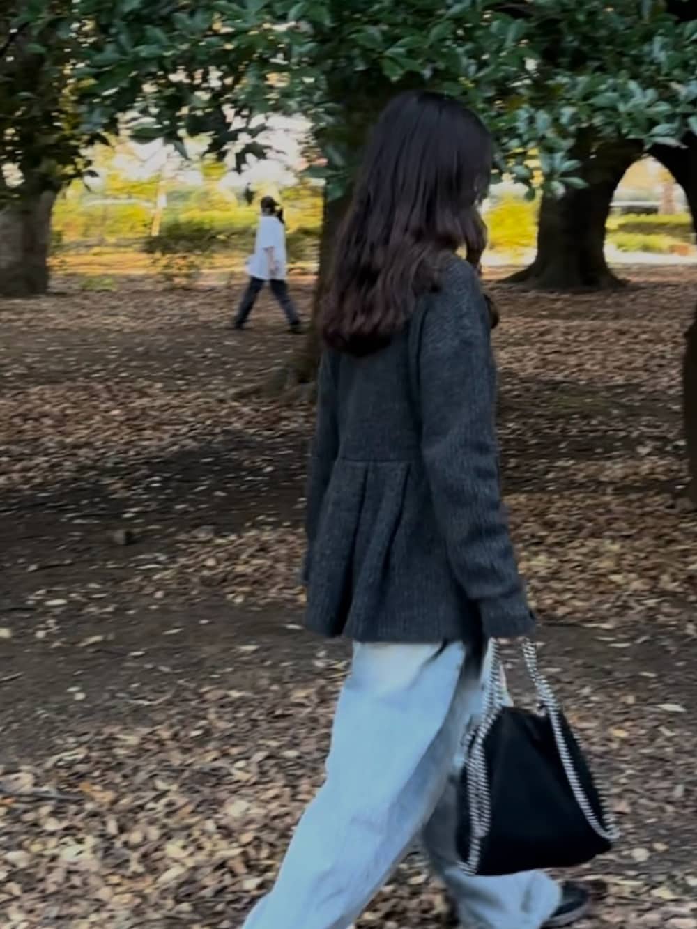 「真冬のあったかスタイル、デニム、アンサンブル、ニットビスチェ、スニーカー、adidas、カフェコーデ、ニットカーディガン」｜「emorのアイテム（アンサンブル、グレー系）」を使った、Rさん（レディース・153cm）の冬コーディネートの4枚目の写真