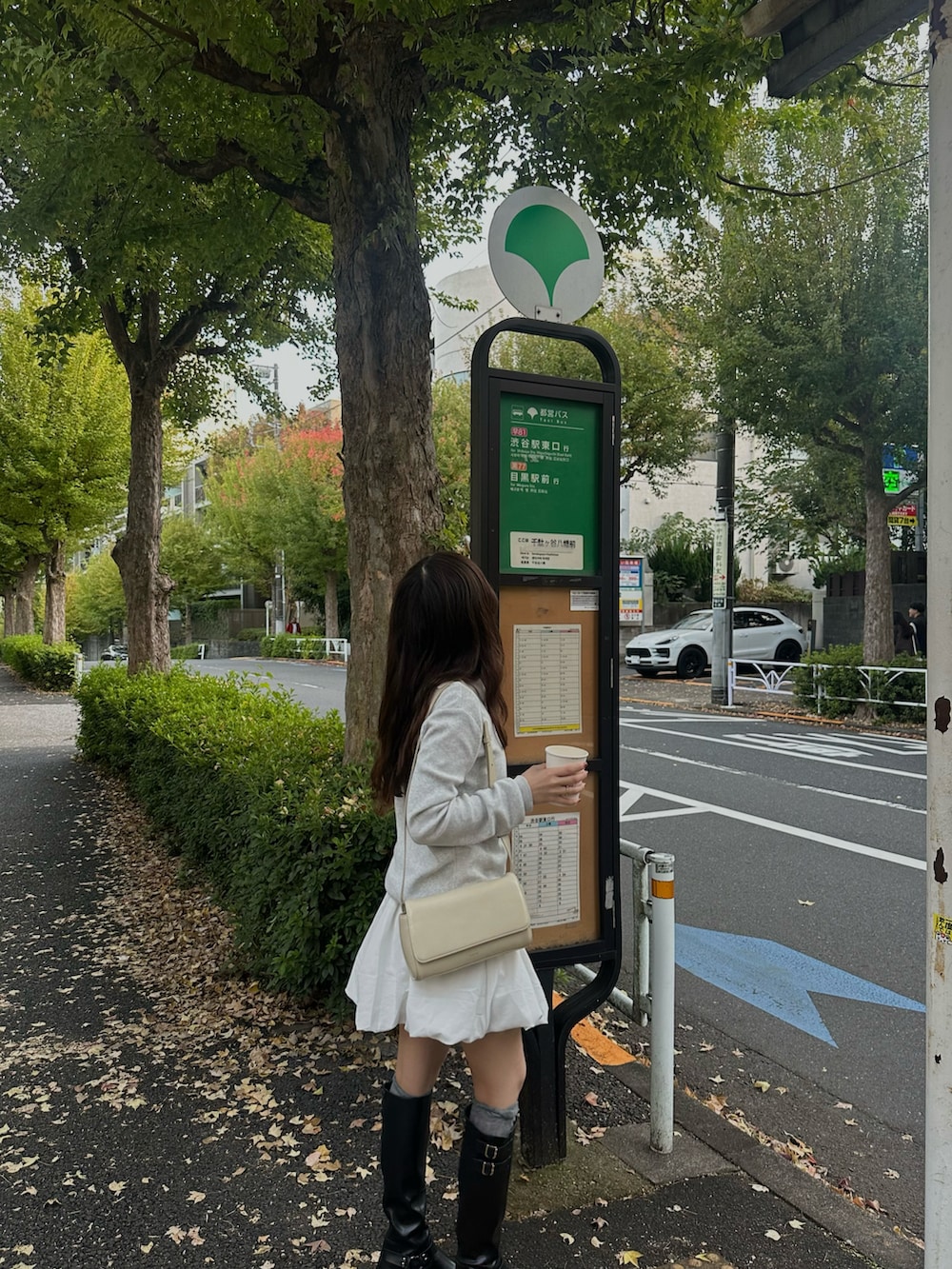 「真冬のあったかスタイル、スカートコーデ、白スカート、ロングブーツ、ブーツ、ポロニット、低身長コーデ、韓国ファッション」｜「Brandy Melvilleのアイテム（トップス、グレー系）」を使った、Rさん（レディース・153cm）の冬コーディネートの2枚目の写真