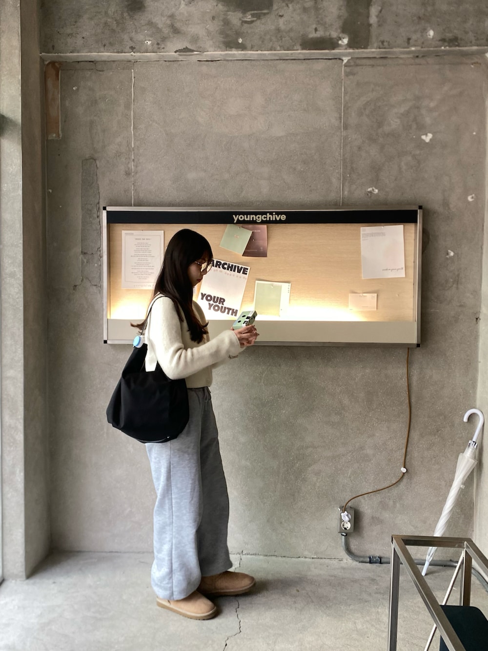 「真冬のあったかスタイル、スウェットパンツ、スウェットコーデ、ムートンブーツ、UGG、韓国ファッション、韓国旅行」｜「toutyestのアイテム（トートバッグ、ブラック系）」を使った、Rさん（レディース・153cm）の冬コーディネートの4枚目の写真