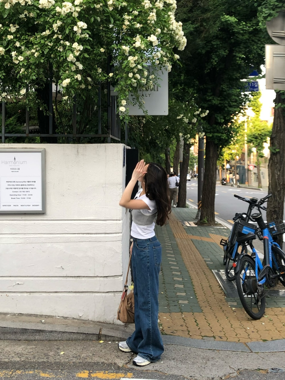 「夏ルックで気分アップ、デニム、ユニクロ、レイヤードスタイル、スニーカー、白Tシャツ」｜「UNIQLOのアイテム（Tシャツ/カットソー、ホワイト系）」を使った、Rさん（レディース・153cm）の夏コーディネートの2枚目の写真