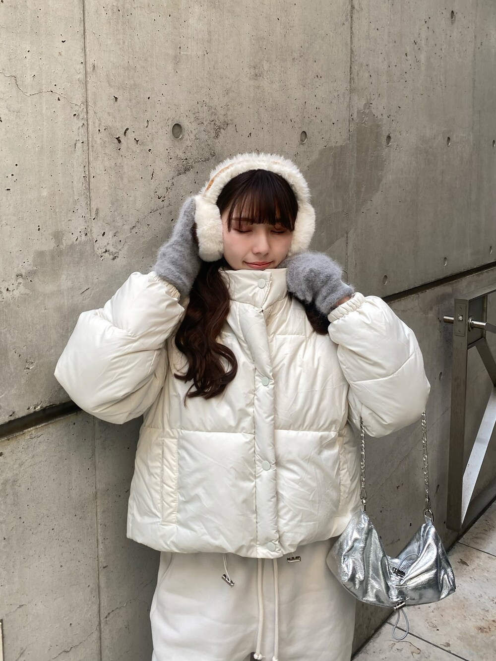 「今日のコスメと服、ダウンジャケット、ホワイトコーデ、冬コーデ、スウェットパンツ、イヤーマフ、ムートンブーツ」｜「GUのアイテム（スウェットパンツ、ホワイト系）」を使った、Rさん（骨格ウェーブ・レディース・153cm）の冬コーディネートの2枚目の写真