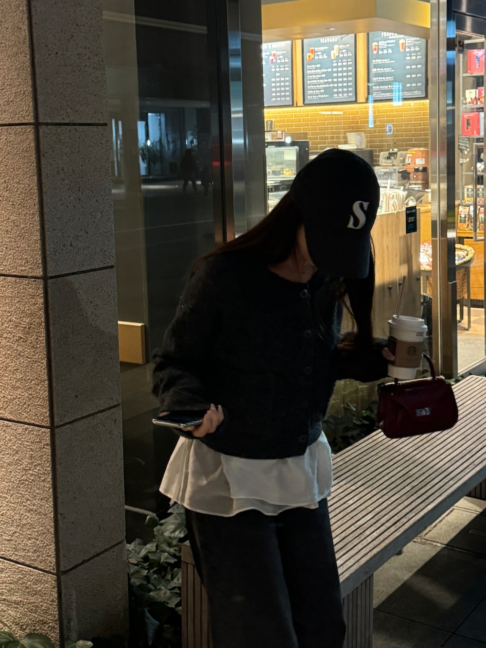 ブラック系のパンツ、ベージュ系のジャケット/アウター、グレー系のトップスを着用したレディースの春コーディネートの2枚目の写真