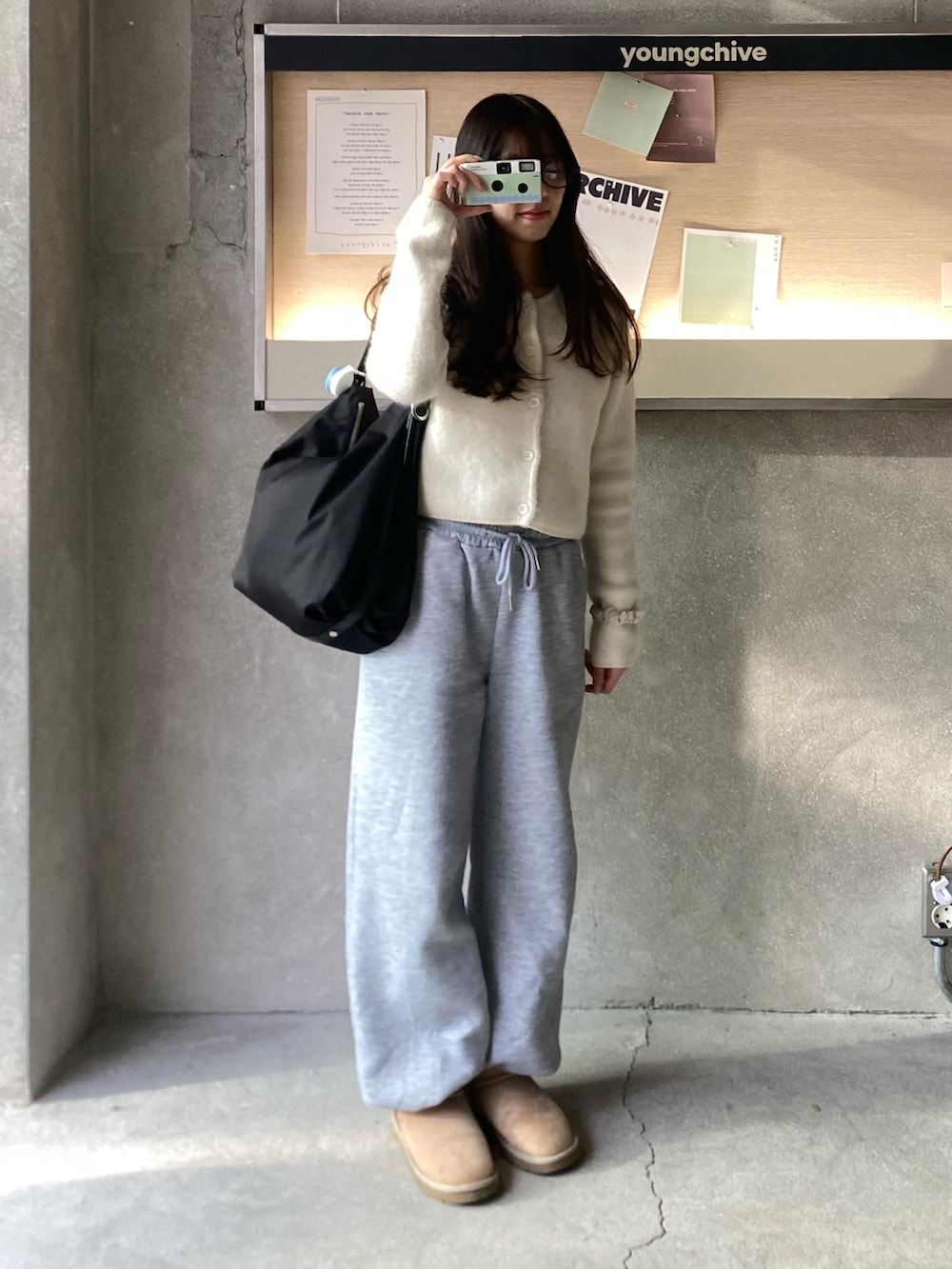 「真冬のあったかスタイル、スウェットパンツ、スウェットコーデ、ムートンブーツ、UGG、韓国ファッション、韓国旅行」｜「toutyestのアイテム（トートバッグ、ブラック系）」を使った、Rさん（レディース・153cm）の冬コーディネートの2枚目の写真