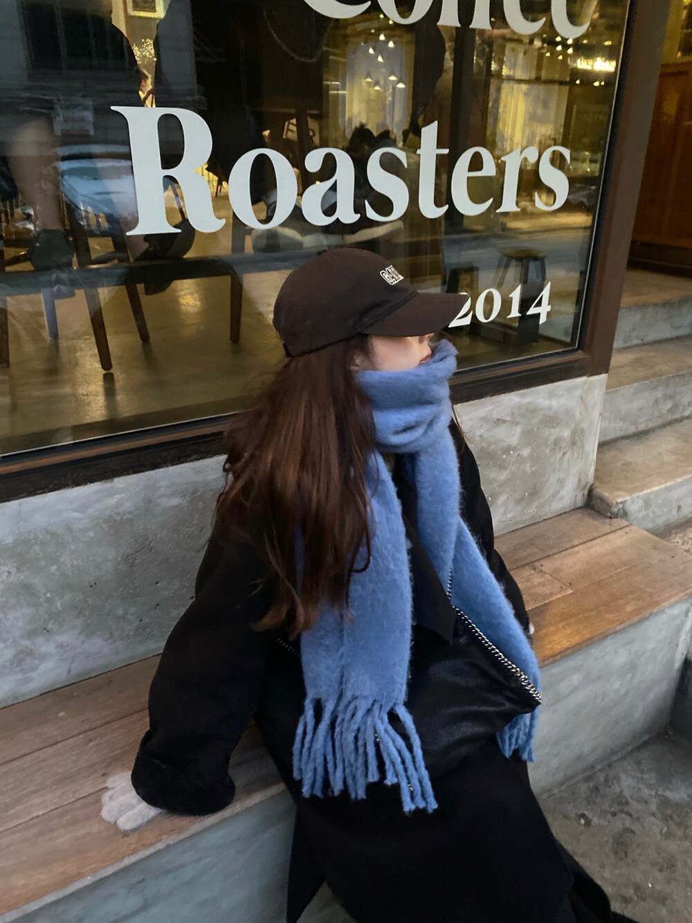 「冬ファッション、休日スタイル、マフラー、ブルーコーデ、冬を彩る色いろコーデ、コート、ロングコート、キャップ、ブラックコーデ、ムートンブーツ、手袋」｜「GANNIのGANNI コットンキャップ（キャップ、ブラック系）」を使った、Rさん（骨格ウェーブ・レディース・153cm）の冬コーディネートの2枚目の写真