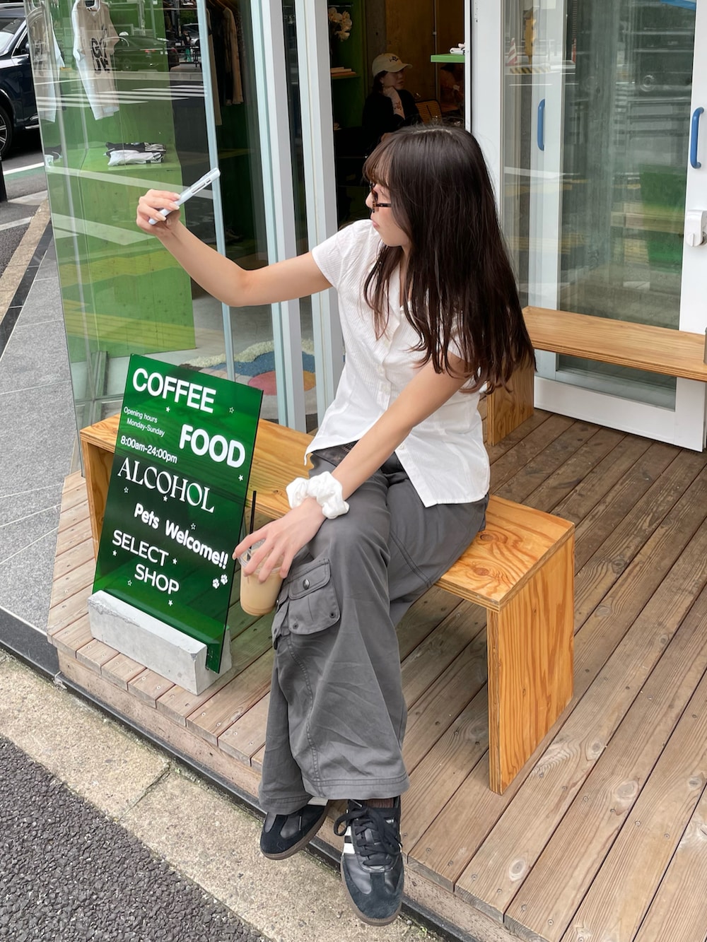 「夏ルックで気分アップ、パンツコーデ、韓国ファッション、韓国ブランド」｜「Brandy Melvilleのアイテム（Tシャツ/カットソー、ホワイト系）」を使った、Rさん（レディース・153cm）の夏コーディネートの3枚目の写真