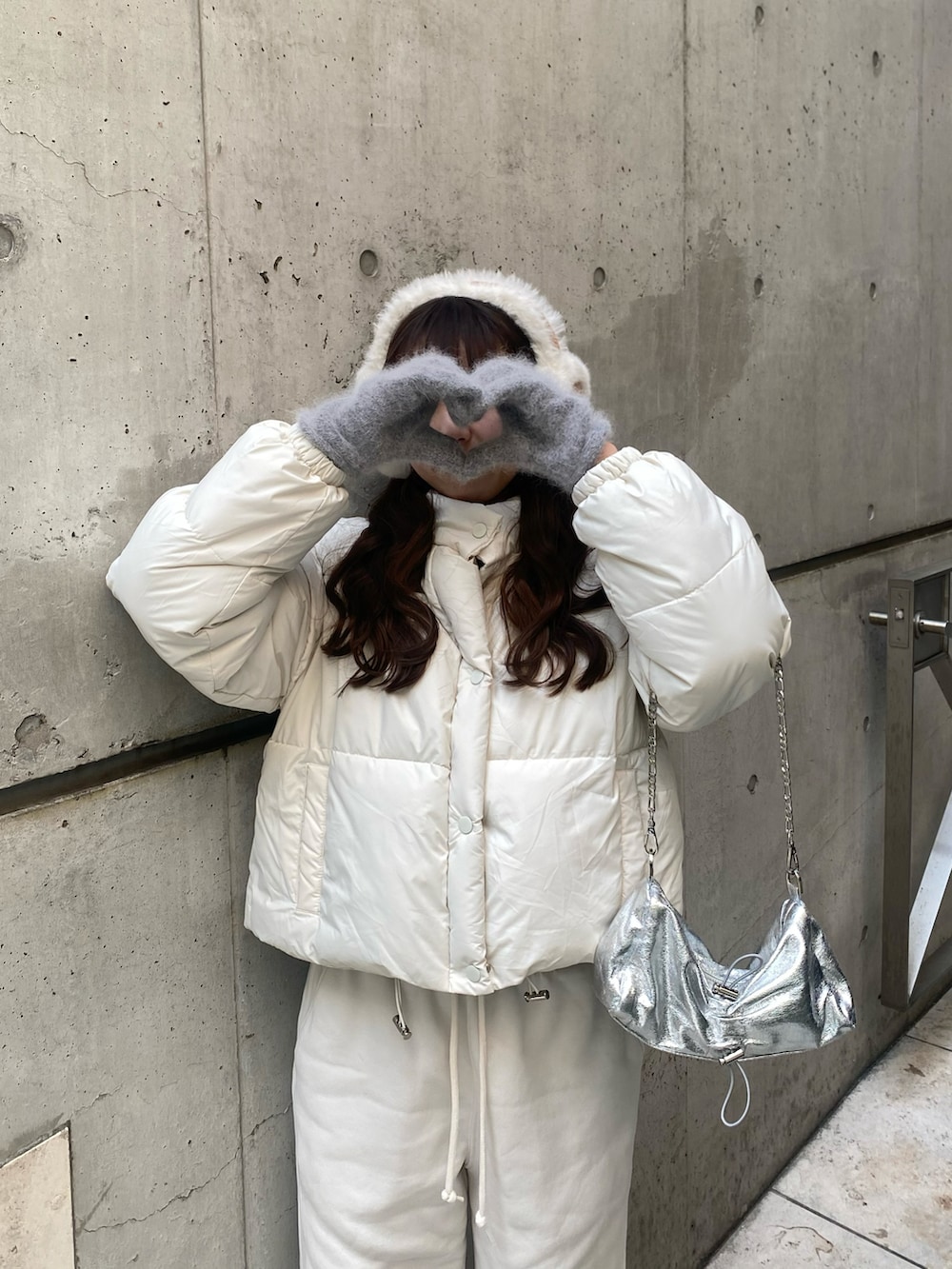「今日のコスメと服、ダウンジャケット、ホワイトコーデ、冬コーデ、スウェットパンツ、イヤーマフ、ムートンブーツ」｜「GUのアイテム（スウェットパンツ、ホワイト系）」を使った、Rさん（骨格ウェーブ・レディース・153cm）の冬コーディネートの4枚目の写真