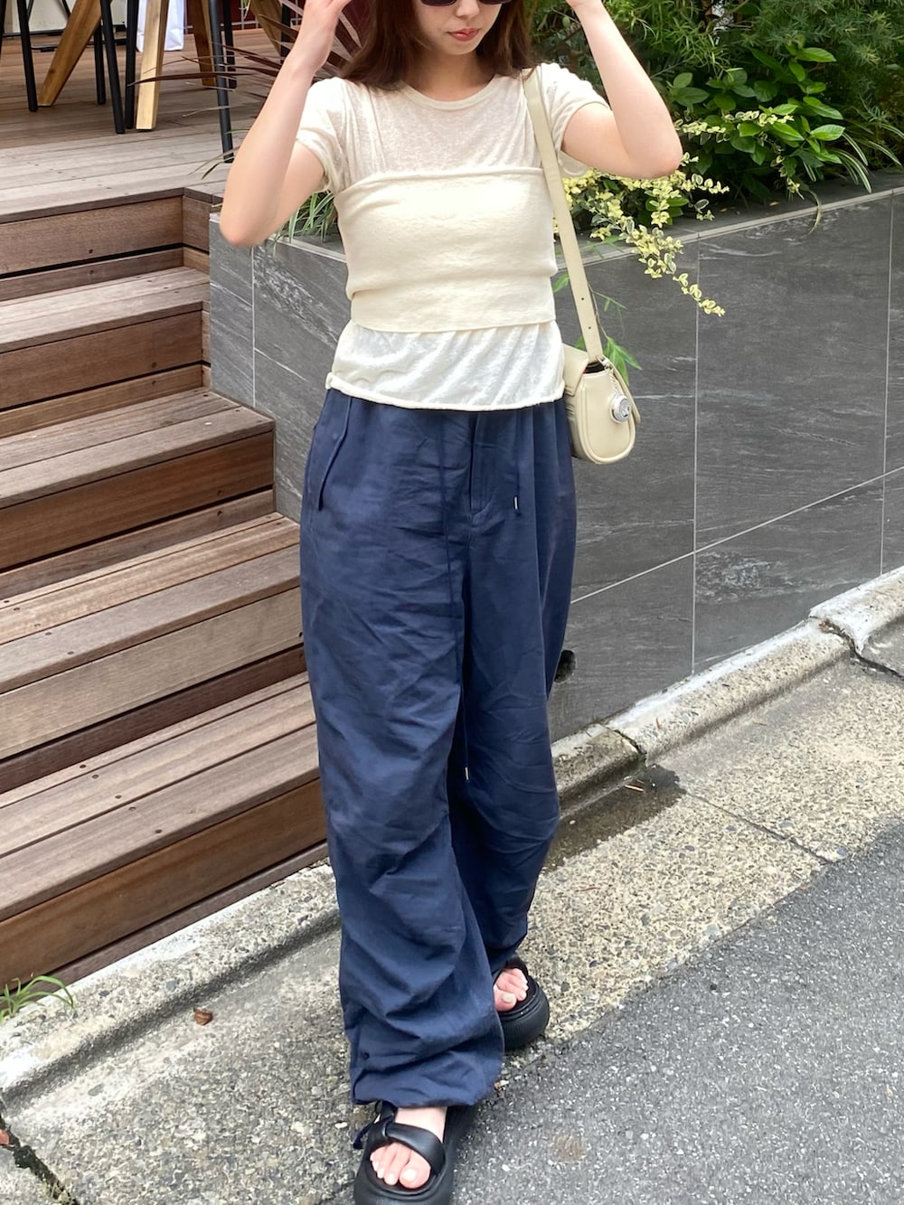 「アツいコーデ全部見せ、お出かけコーデ、シンプルスタイル、レイヤードスタイル、レイヤード、韓国ファッション、カーゴパンツ」｜「THE SHISHIKUIのアイテム（カーゴパンツ、ブルー系）」を使った、Rさん（骨格ウェーブ・レディース・153cm）の夏コーディネートの2枚目の写真