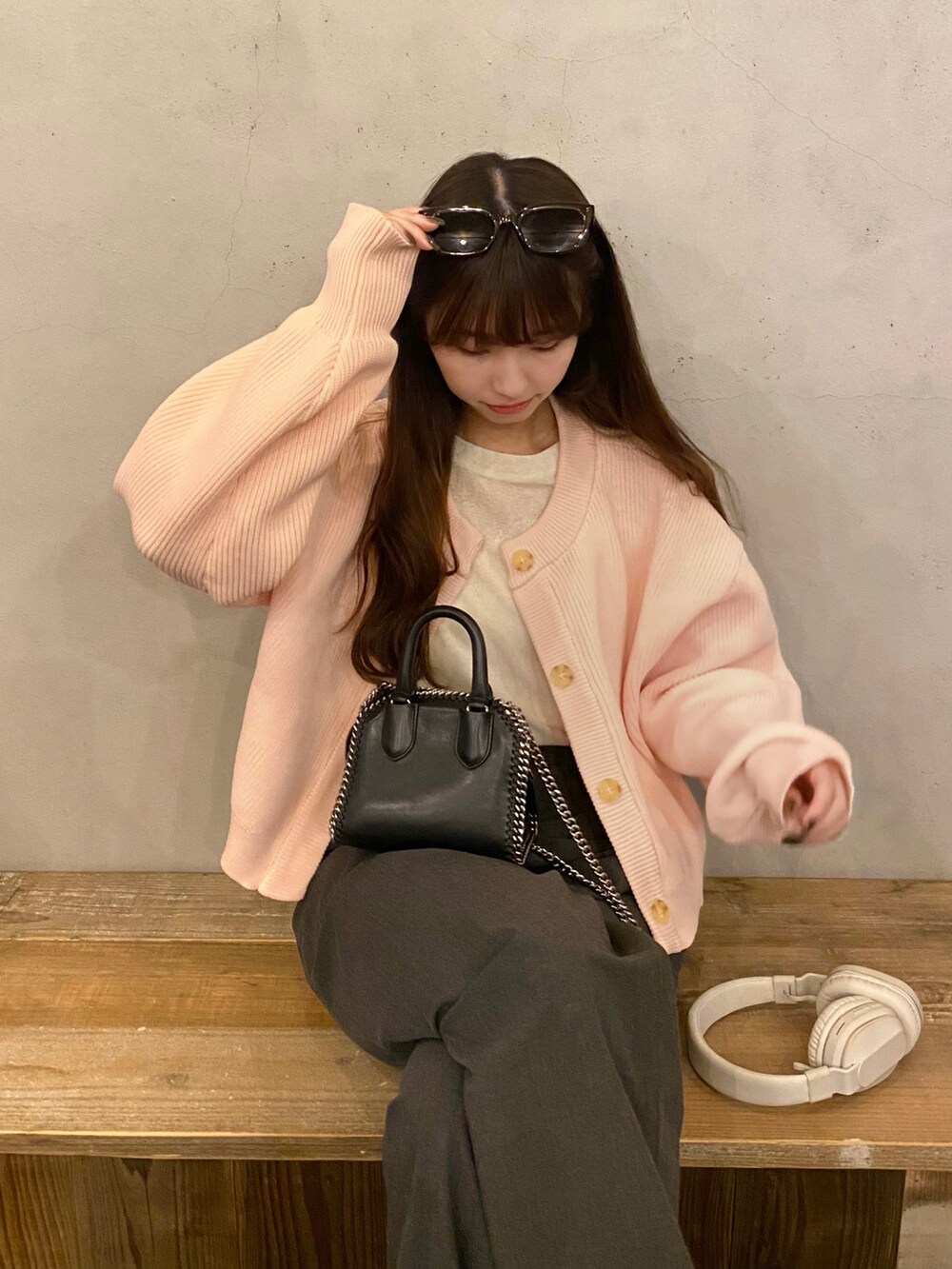 「冬を彩る色いろコーデ、シンプルコーデ、お出かけコーデ、秋冬コーデ、ピンクコーデ、グレーコーデ、ユニクロ、スニーカーコーデ、カーディガンコーデ、春コーデ」｜「UNIQLOのアイテム（スラックス、グレー系）」を使った、Rさん（骨格ウェーブ・レディース・153cm）の冬コーディネートの2枚目の写真