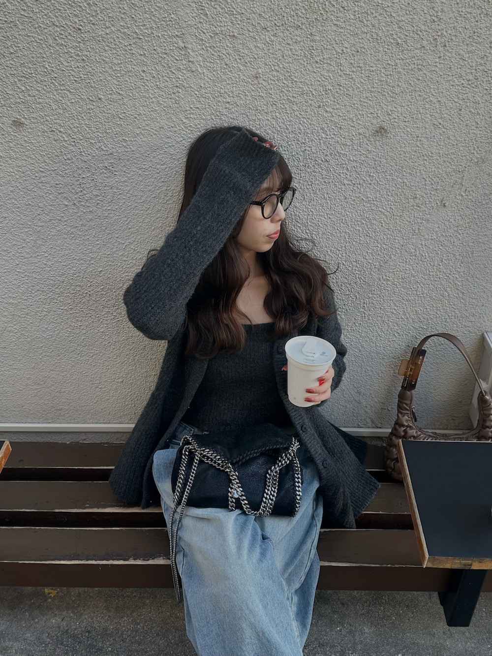 「真冬のあったかスタイル、デニム、アンサンブル、ニットビスチェ、スニーカー、adidas、カフェコーデ、ニットカーディガン」｜「emorのアイテム（アンサンブル、グレー系）」を使った、Rさん（レディース・153cm）の冬コーディネートの2枚目の写真