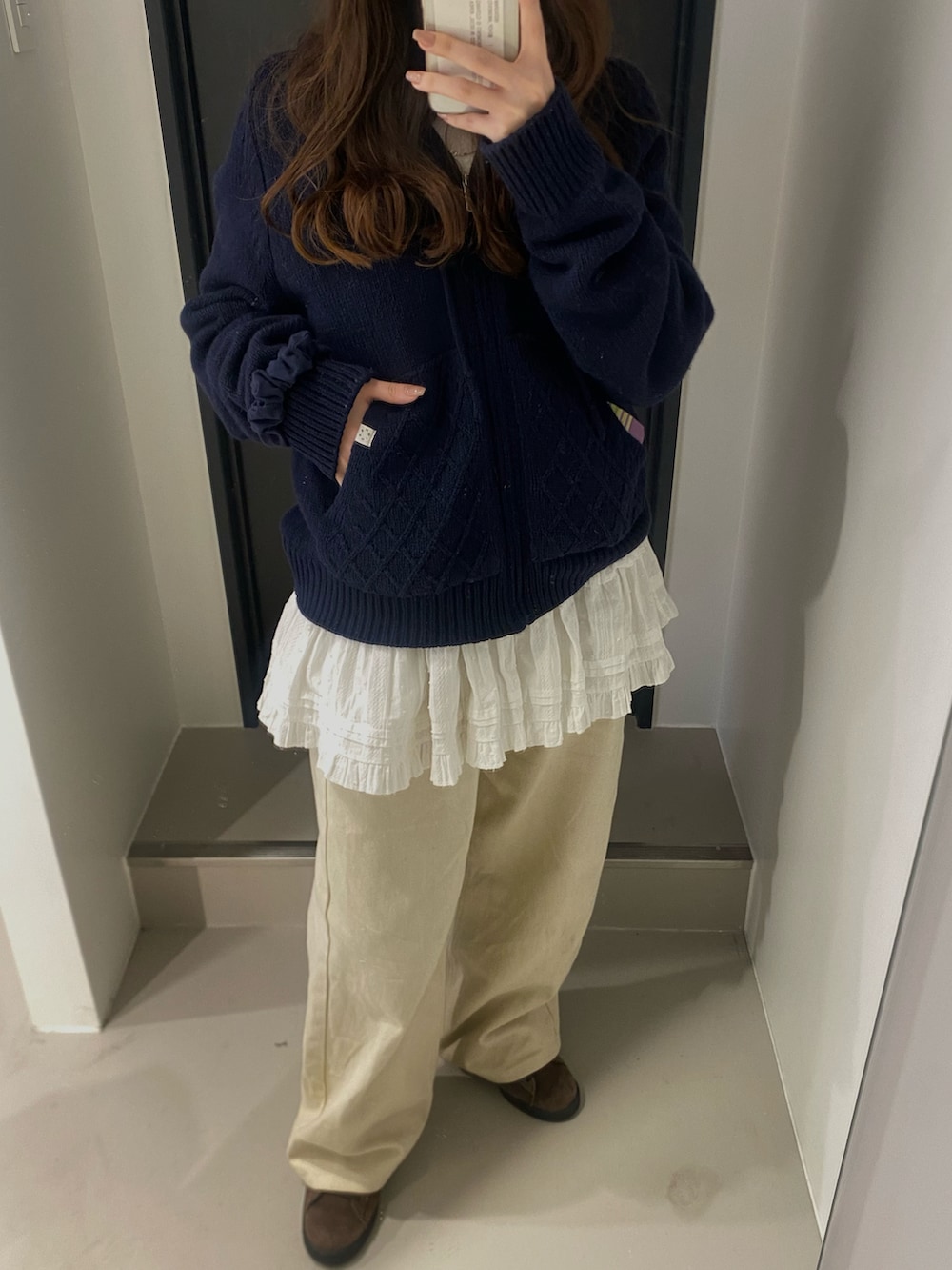 ブルー系のトップス、ベージュ系のその他パンツ、ホワイト系のスカートを着用したレディースの春コーディネートの2枚目の写真