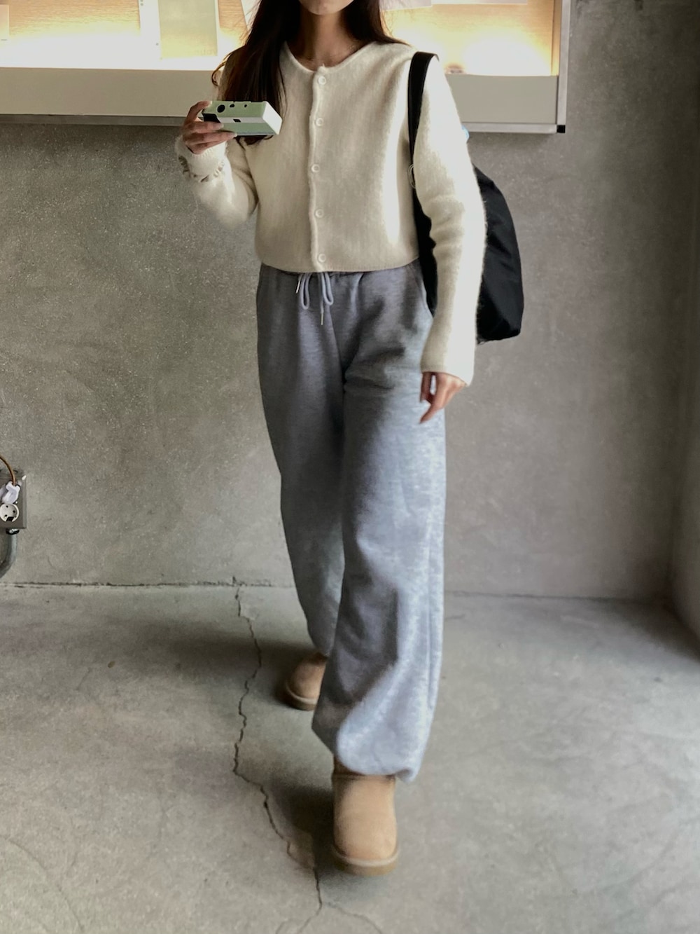 「真冬のあったかスタイル、スウェットパンツ、スウェットコーデ、ムートンブーツ、UGG、韓国ファッション、韓国旅行」｜「toutyestのアイテム（トートバッグ、ブラック系）」を使った、Rさん（レディース・153cm）の冬コーディネートの3枚目の写真