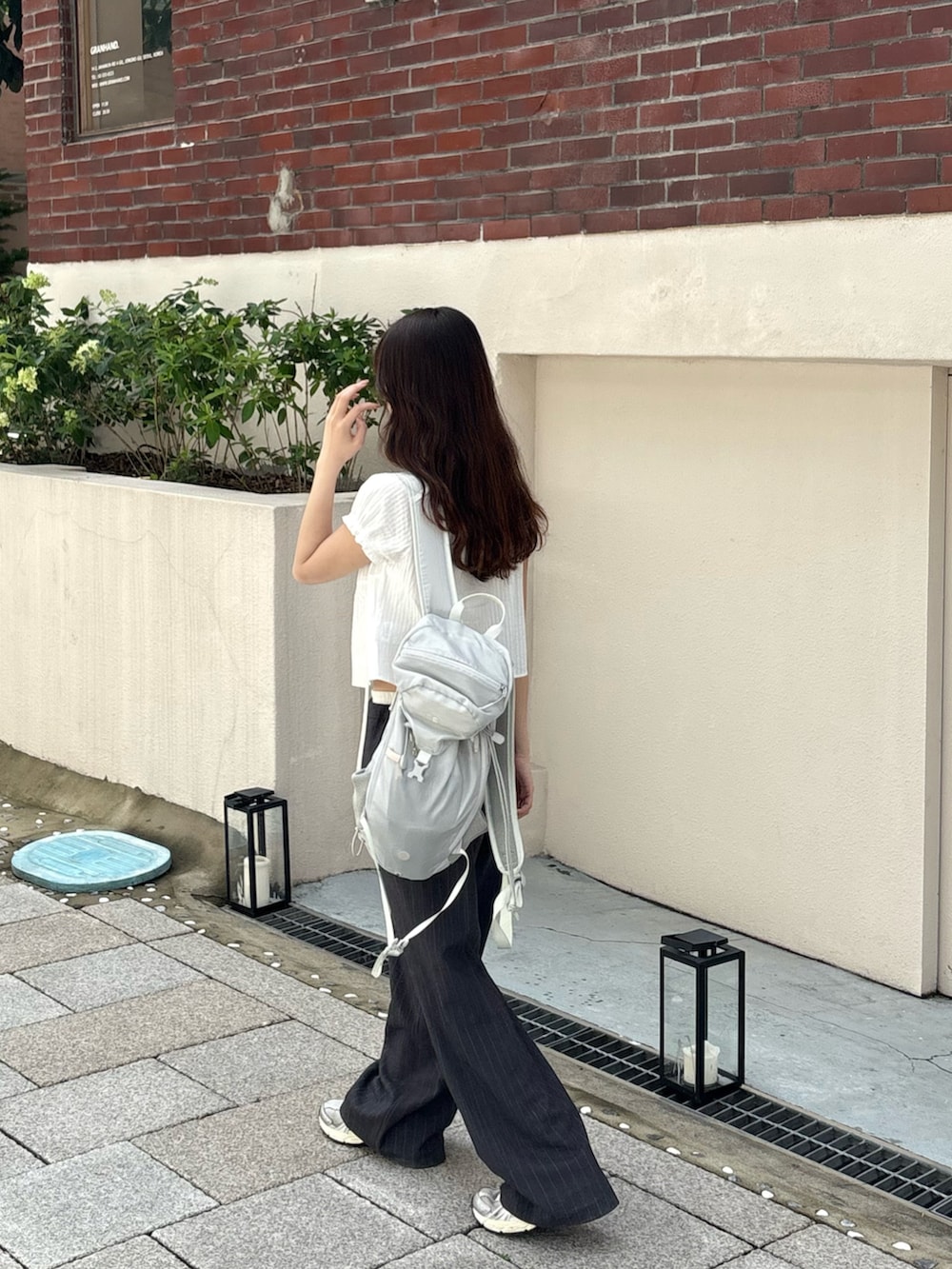 「夏ルックで気分アップ、ブラウス、スラックス、スラックスパンツ、リュック、韓国ファッション、韓国ブランド」｜「TANNATのアイテム（トップス、ホワイト系）」を使った、Rさん（レディース・153cm）の夏コーディネートの2枚目の写真