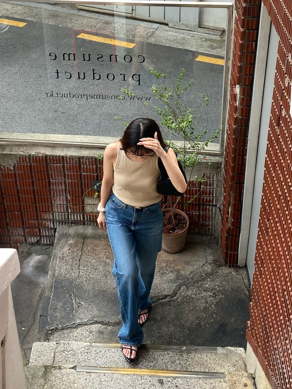 「アツいコーデ全部見せ、プチプラ、夏コーデ、アメスリ、デニム、デニムパンツ、デニムコーデ、大人コーデ、お出かけコーデ」｜「SHEINのアイテム（サンダル、ブラック系）」を使った、Rさん（骨格ウェーブ・レディース・153cm）の夏コーディネートの4枚目の写真