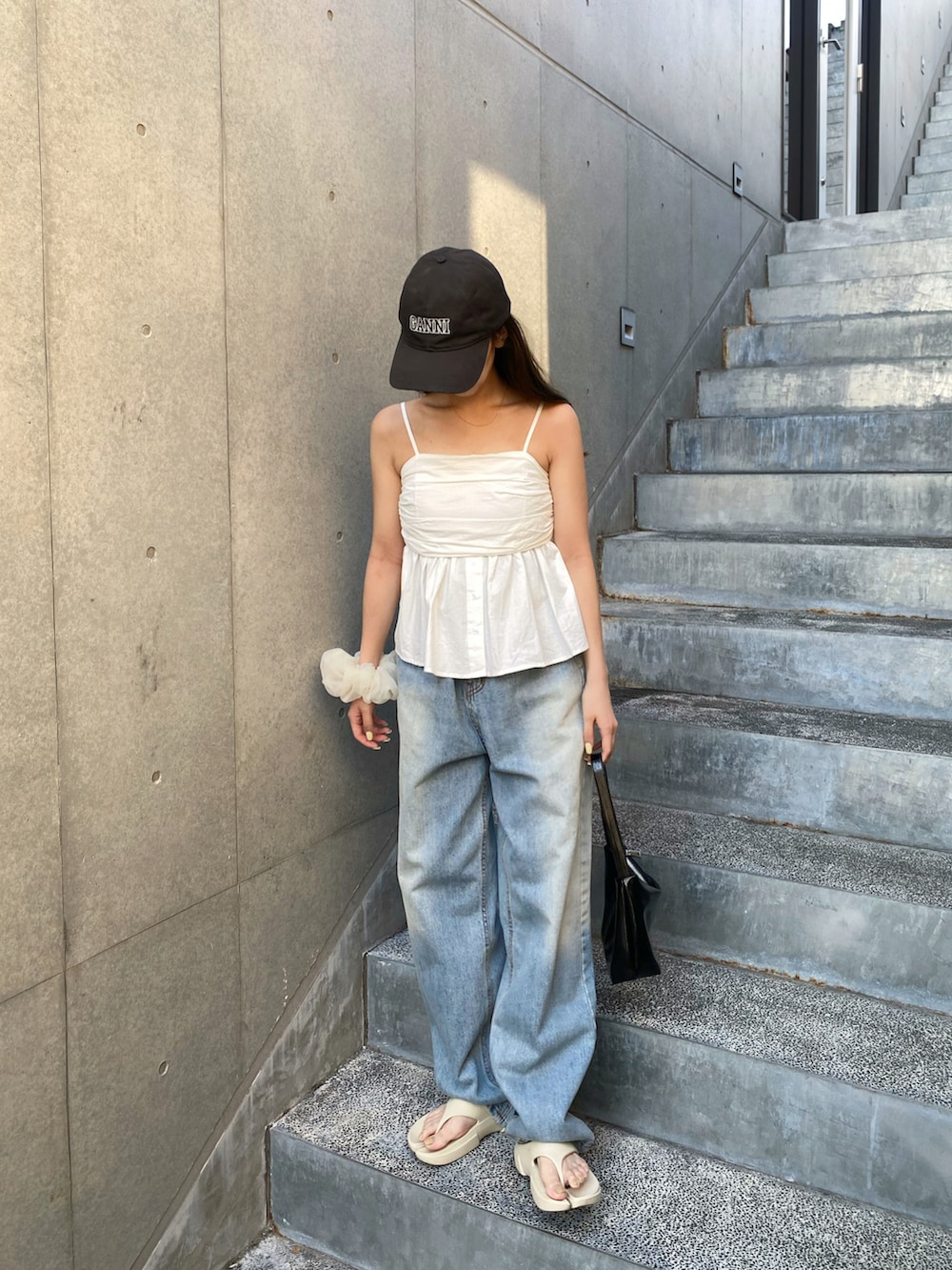 「リカバリーサンダル、サンダル、サンダルコーデ、デニムコーデ、ビスチェコーデ」｜「JOURNAL STANDARDの■■■【Paes/フェーズ】FLIPFLOP：サンダル（サンダル、ホワイト系）」を使った、Rさん（骨格ウェーブ・レディース・153cm）の夏コーディネートの3枚目の写真