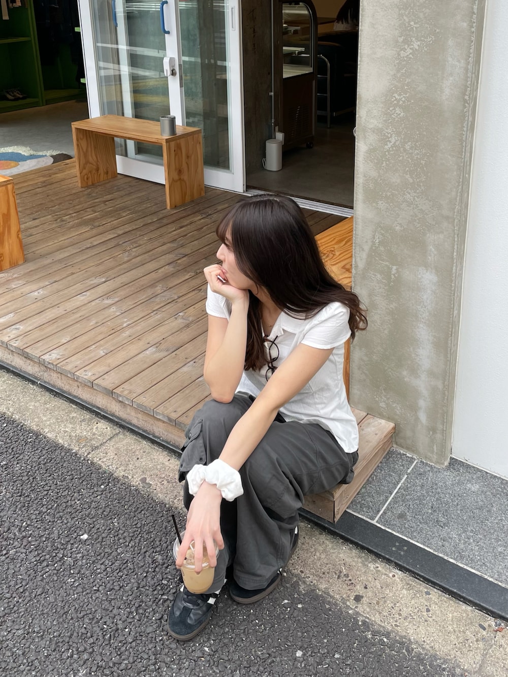 「夏ルックで気分アップ、パンツコーデ、韓国ファッション、韓国ブランド」｜「Brandy Melvilleのアイテム（Tシャツ/カットソー、ホワイト系）」を使った、Rさん（レディース・153cm）の夏コーディネートの2枚目の写真