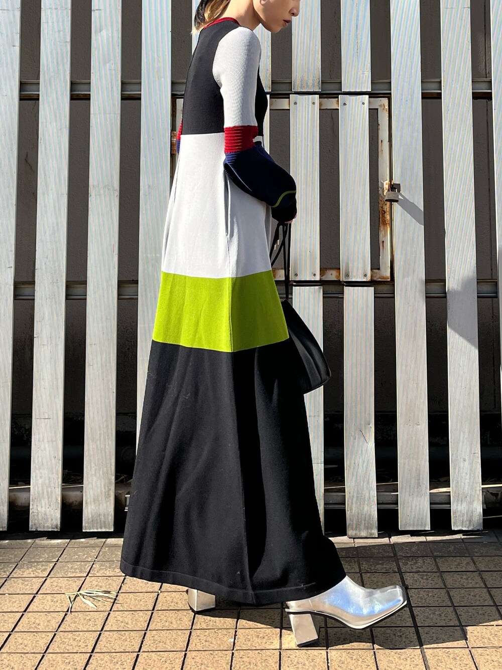 その他のワンピース、シルバー系のブーツ、ブラック系のショルダーバッグを着用したレディースの冬コーディネートの3枚目の写真