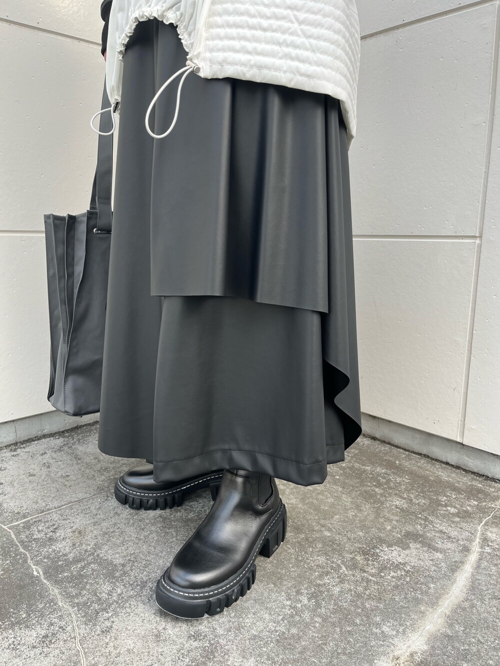 ブラック系のブーツ、ホワイト系のニット/セーター、ホワイト系のシャツ/ブラウスを着用したレディースの秋コーディネートの10枚目の写真