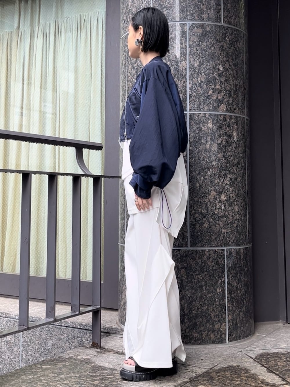 ホワイト系のTシャツ/カットソー、ホワイト系のその他パンツ、その他のサンダルを着用したレディースの春コーディネートの5枚目の写真