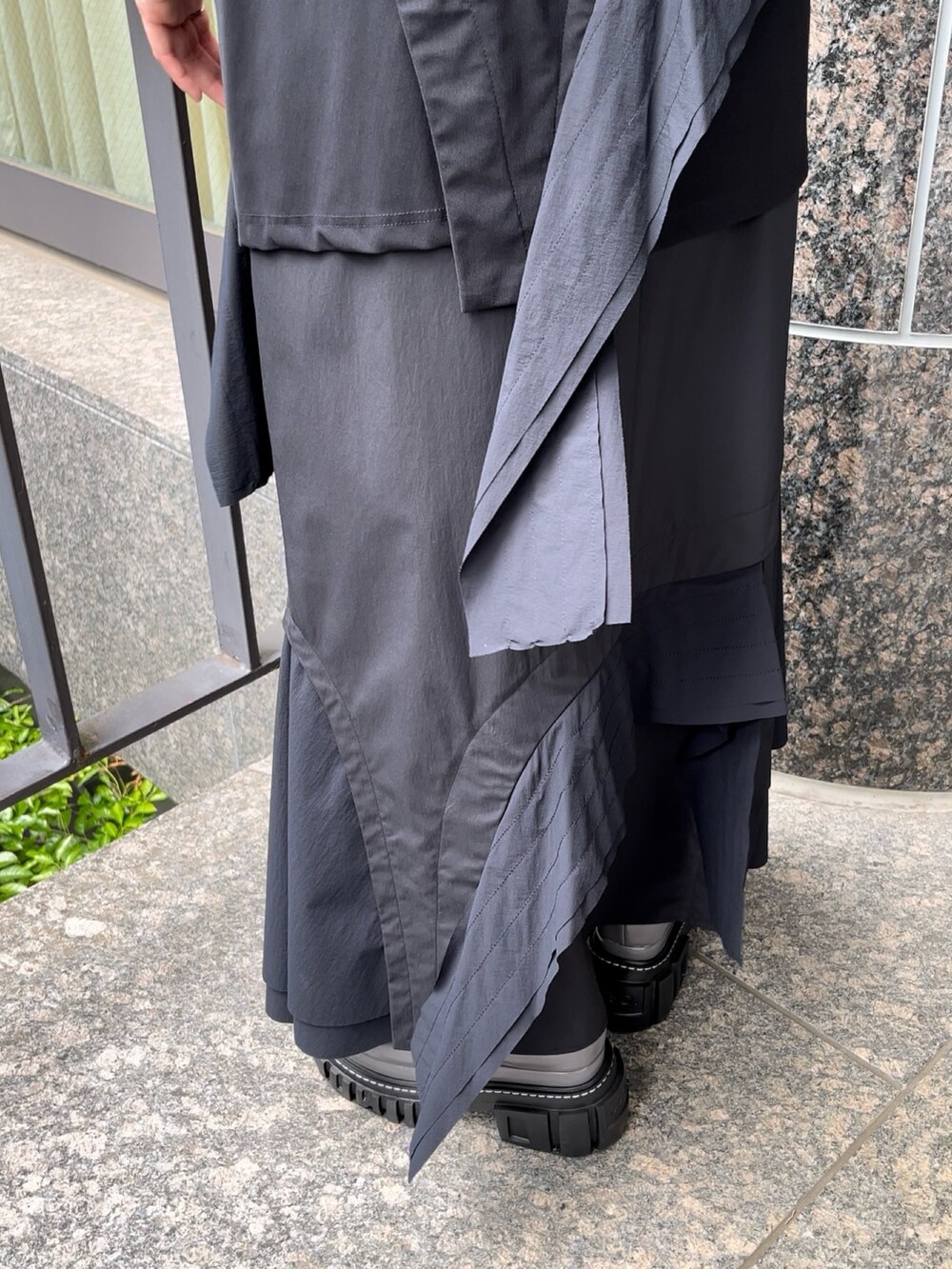 ブラック系のTシャツ/カットソー、ブラック系のスカート、グレー系のローファーを着用したレディースの秋コーディネートの7枚目の写真