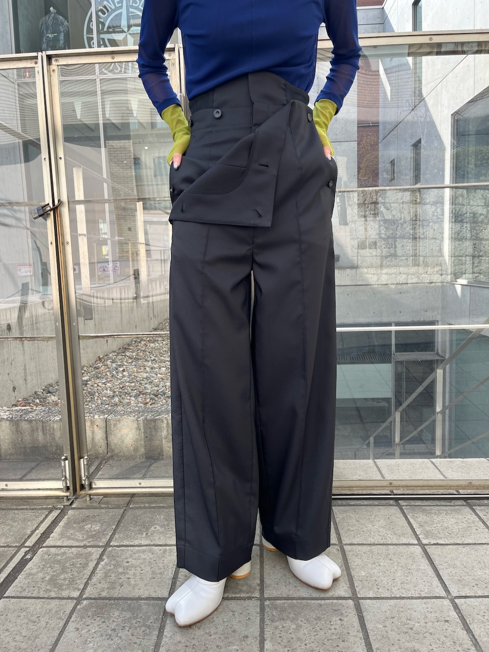 ブルー系のTシャツ/カットソー、ブラック系のその他パンツ、ベージュ系のブーツを着用したレディースの春コーディネートの8枚目の写真