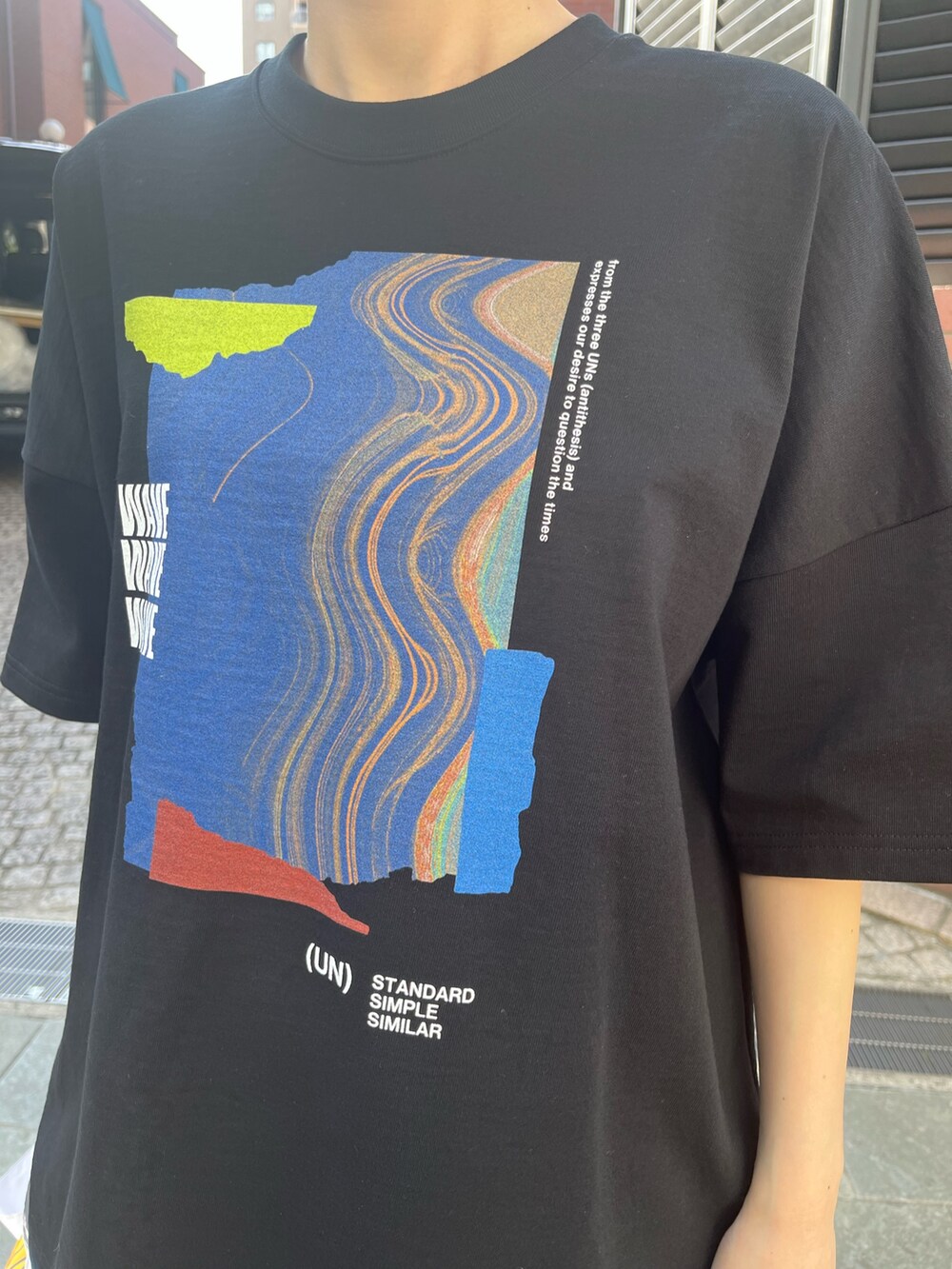 ブラック系のTシャツ/カットソー、ブラック系のその他パンツ、シルバー系のサンダルを着用したレディースの春コーディネートの7枚目の写真