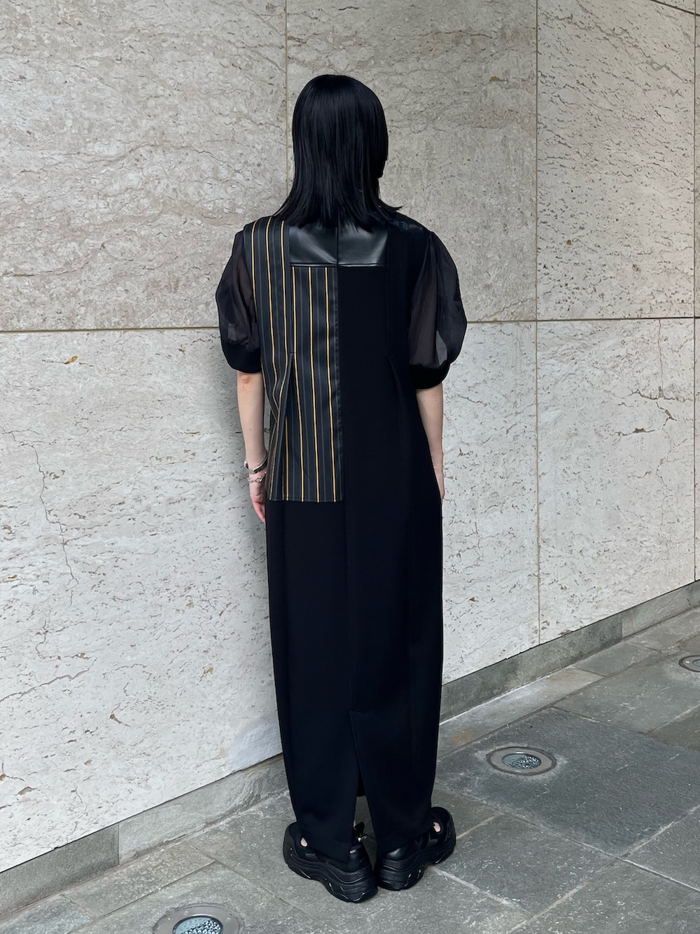 ブラック系のワンピース、ブラック系のスニーカーを着用したレディースの夏コーディネートの4枚目の写真