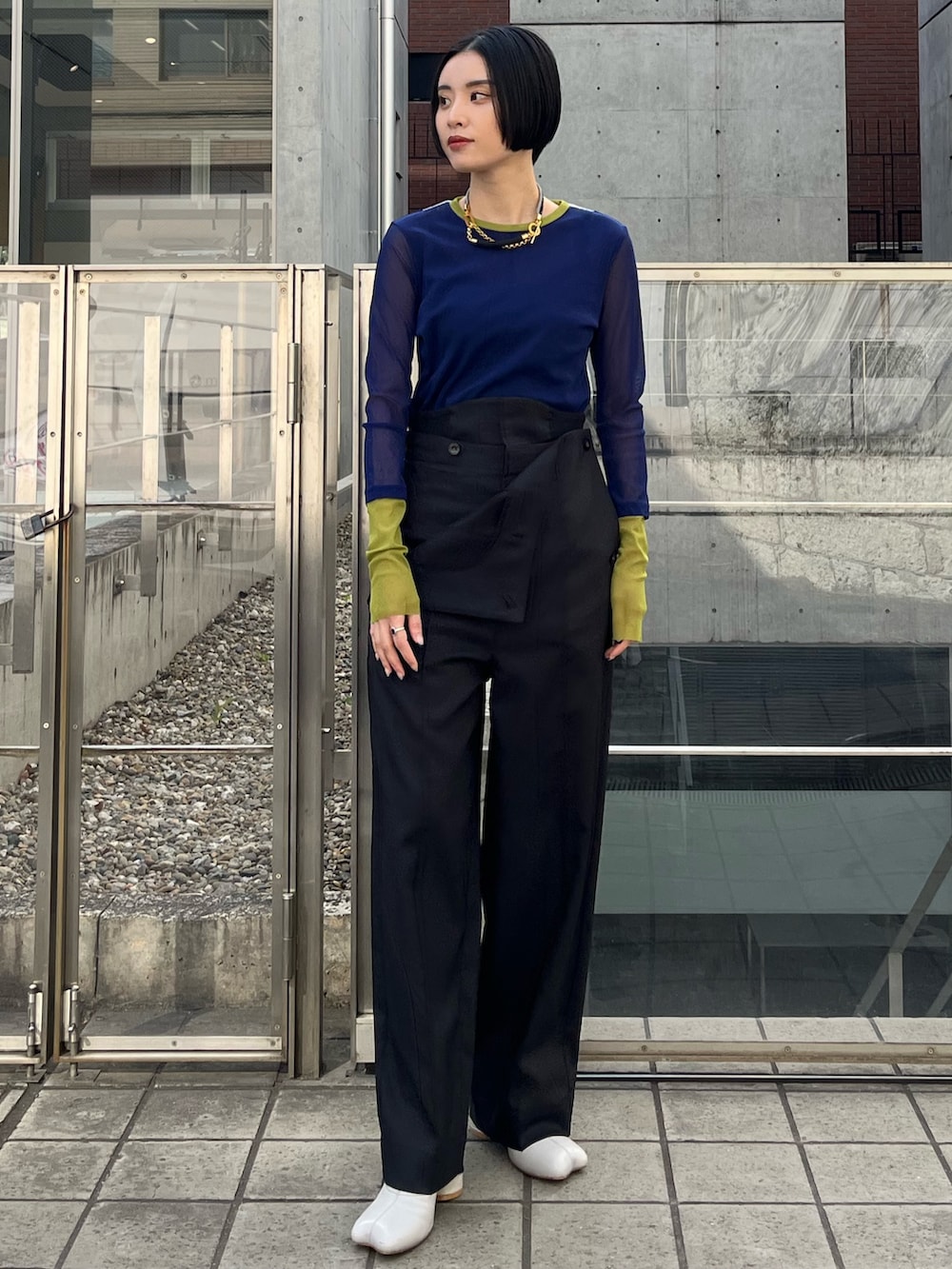 ブルー系のTシャツ/カットソー、ブラック系のその他パンツ、ベージュ系のブーツを着用したレディースの春コーディネートの3枚目の写真