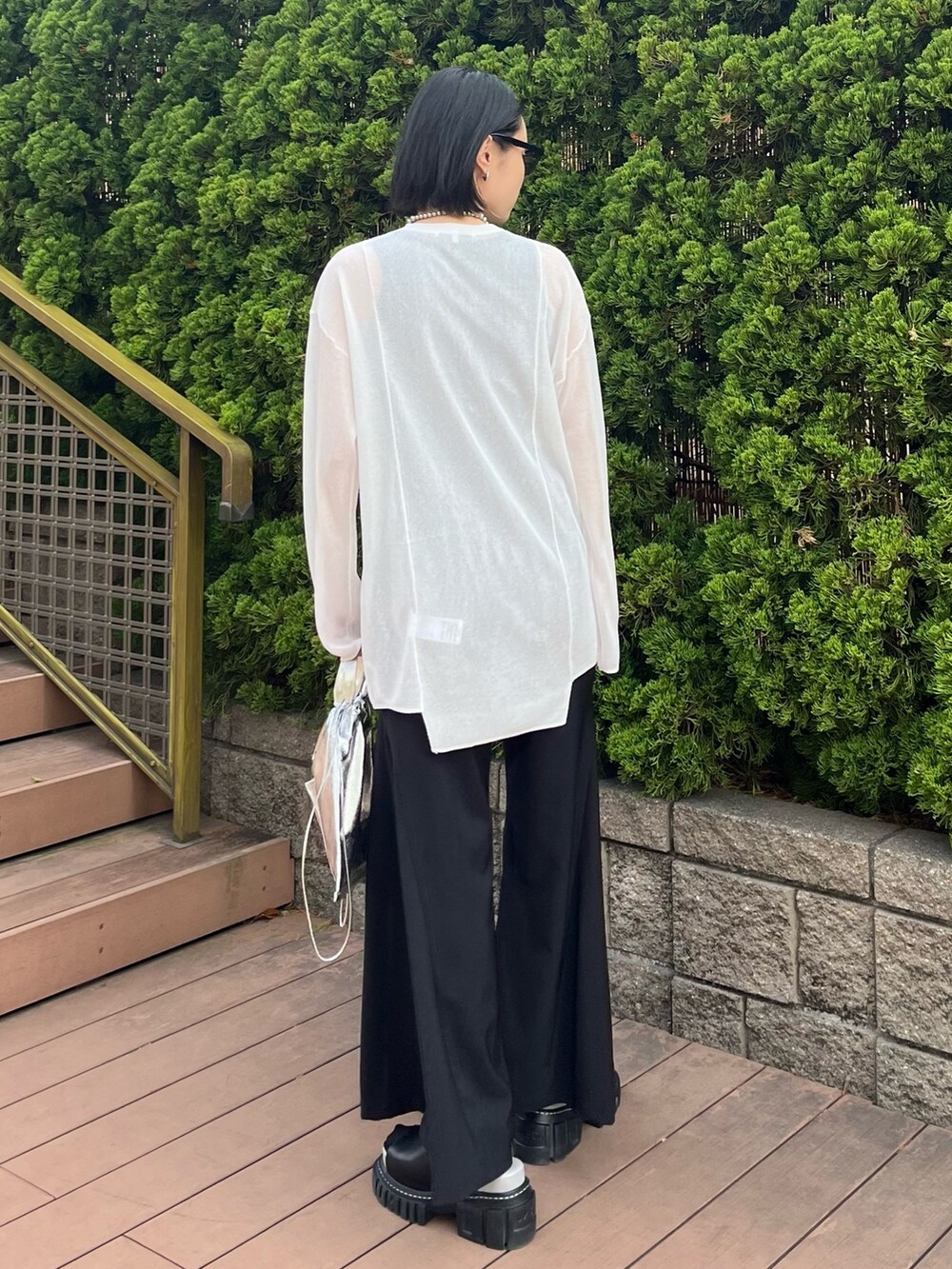 ホワイト系のニット/セーター、ブラック系のその他パンツ、シルバー系のショルダーバッグを着用したレディースの春コーディネートの5枚目の写真