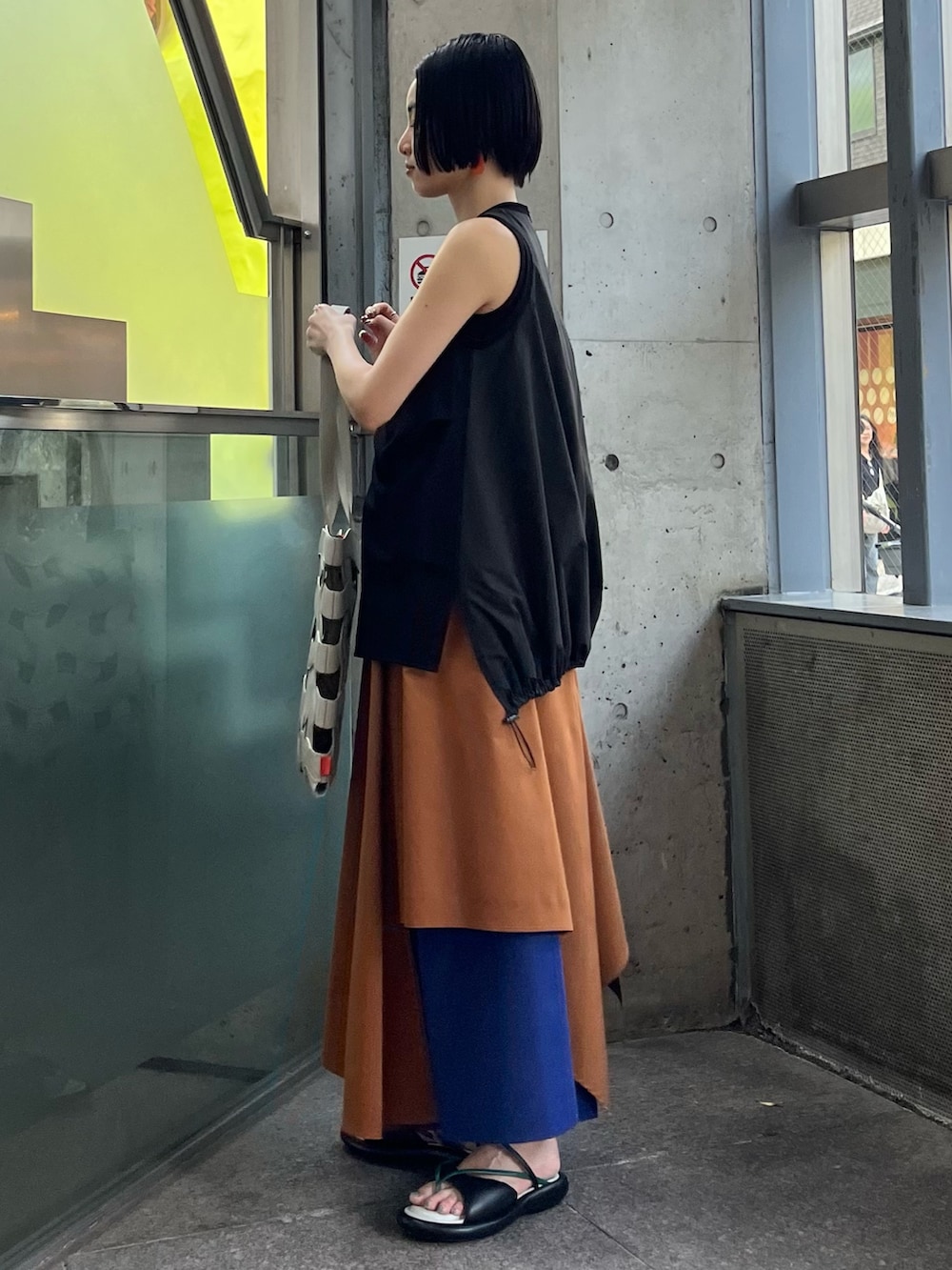 ベージュ系のトートバッグ、ブラック系のTシャツ/カットソー、イエロー系のその他パンツを着用したレディースの春コーディネートの3枚目の写真