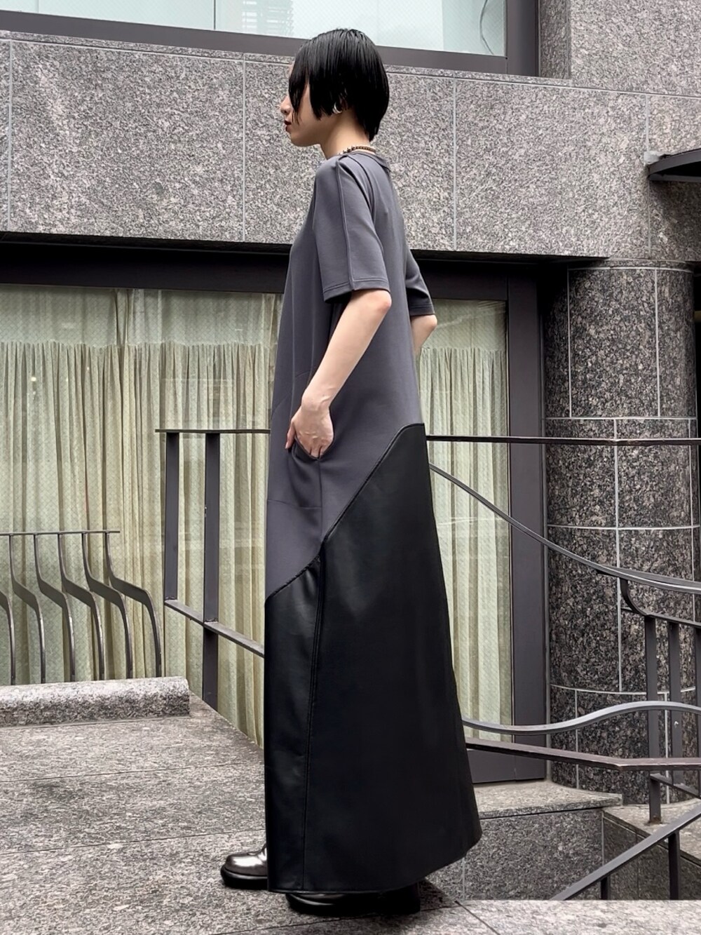 グレー系のワンピース、シルバー系のブーツ、シルバー系のネックレスを着用したレディースの夏コーディネートの3枚目の写真