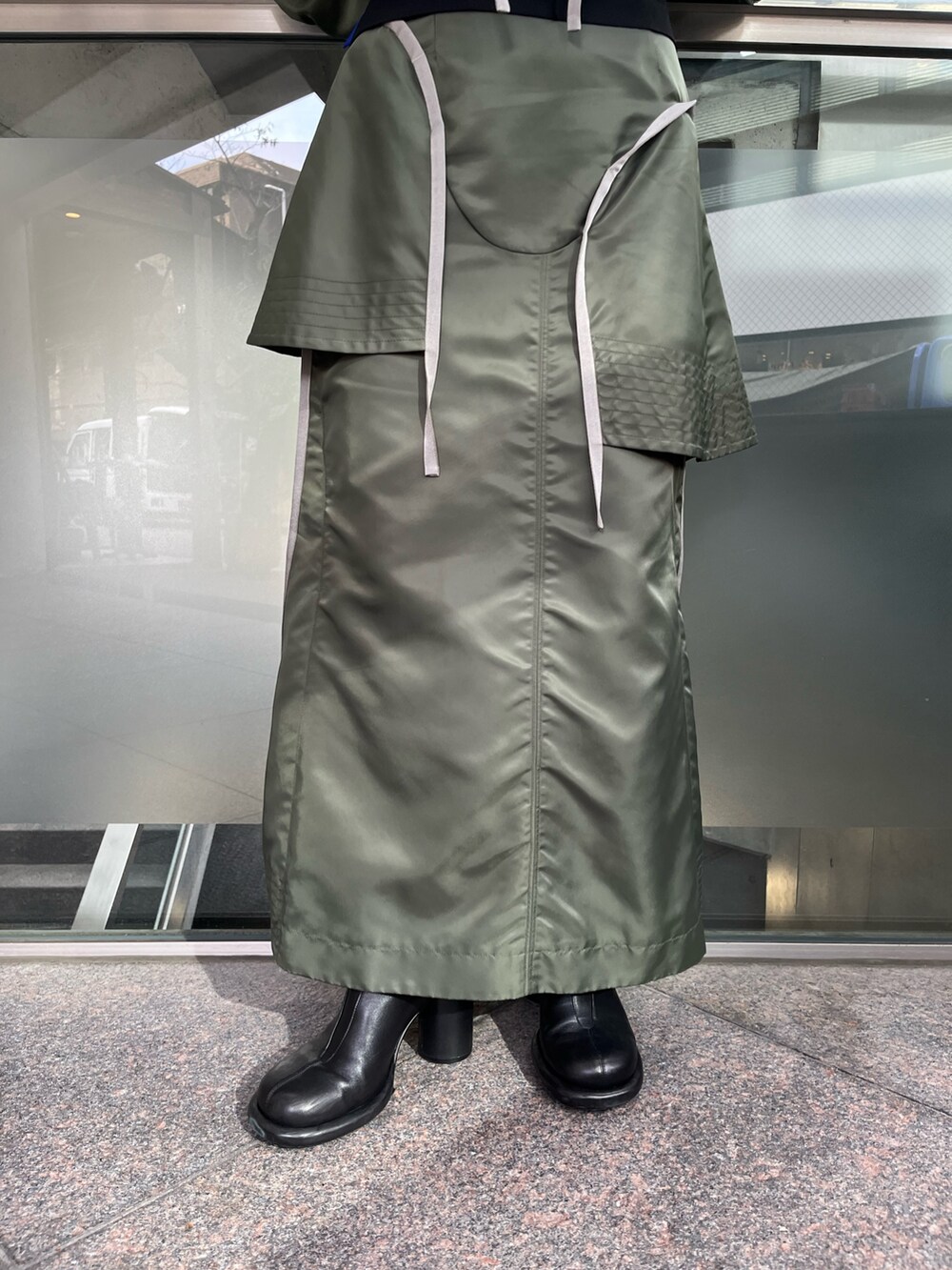 ベージュ系のMA-1、ベージュ系のスカート、ブラック系のニット/セーターを着用したレディースの秋コーディネートの8枚目の写真