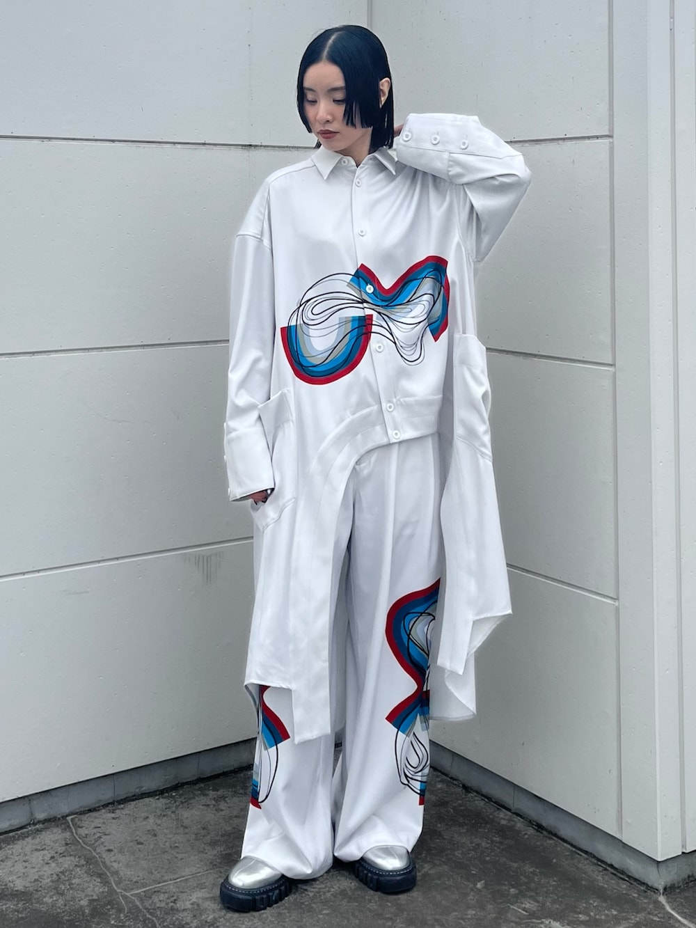 ホワイト系のシャツ/ブラウス、ホワイト系のその他パンツ、シルバー系のブーツを着用したレディースの冬コーディネートの3枚目の写真