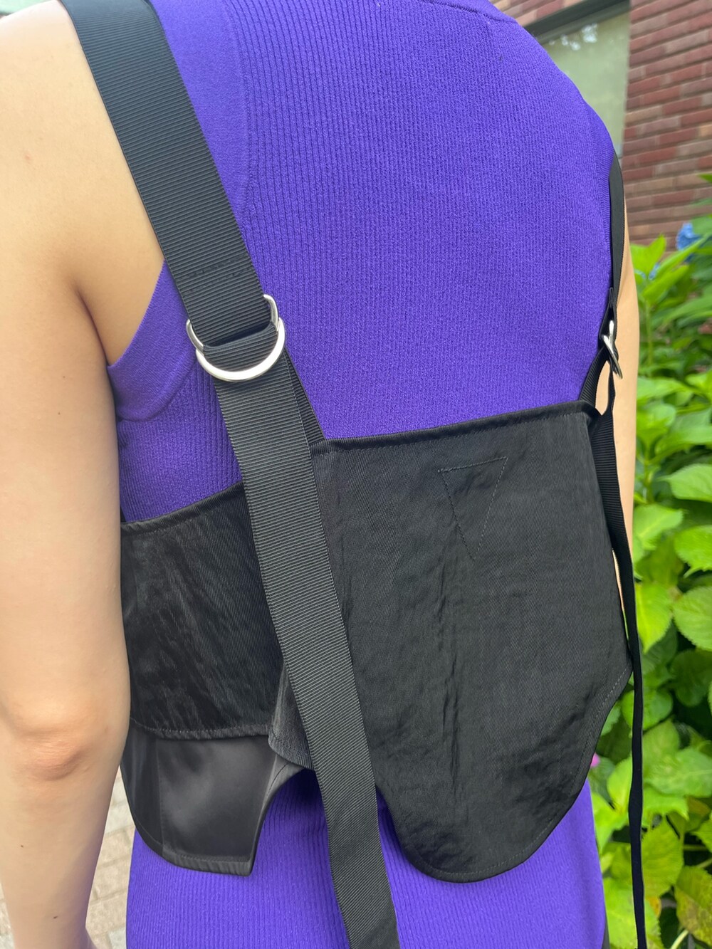 ブラック系のその他トップス、ブラック系のその他パンツ、ブラック系のサンダルを着用したレディースの夏コーディネートの8枚目の写真