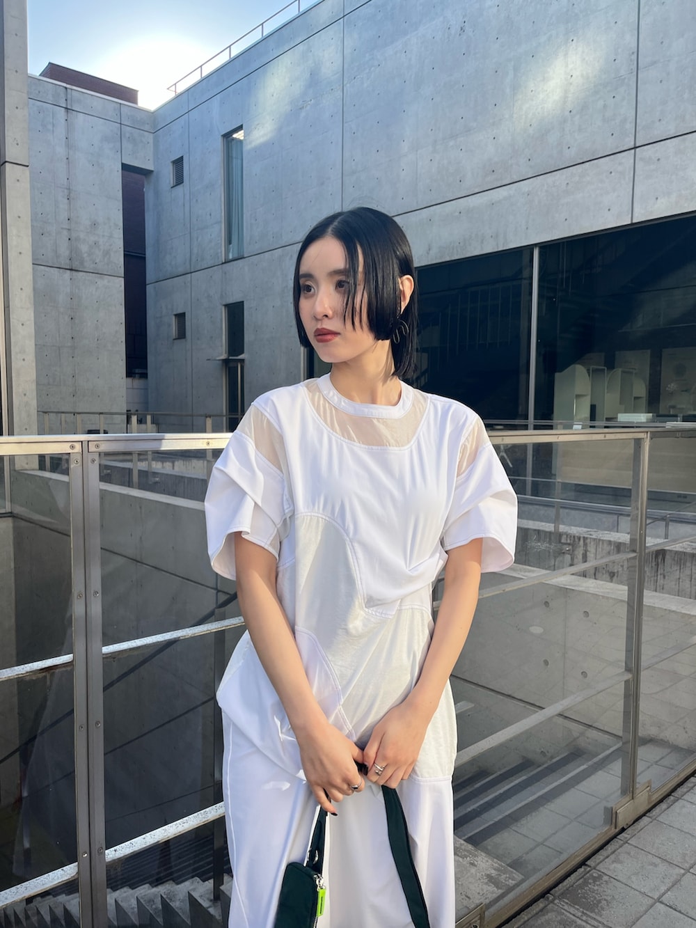 ホワイト系のワンピース、その他のボディバッグ/ウエストポーチ、グレー系のサンダルを着用したレディースの春コーディネートの3枚目の写真