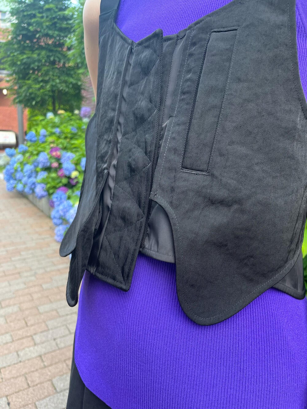 ブラック系のその他トップス、ブラック系のその他パンツ、ブラック系のサンダルを着用したレディースの夏コーディネートの7枚目の写真