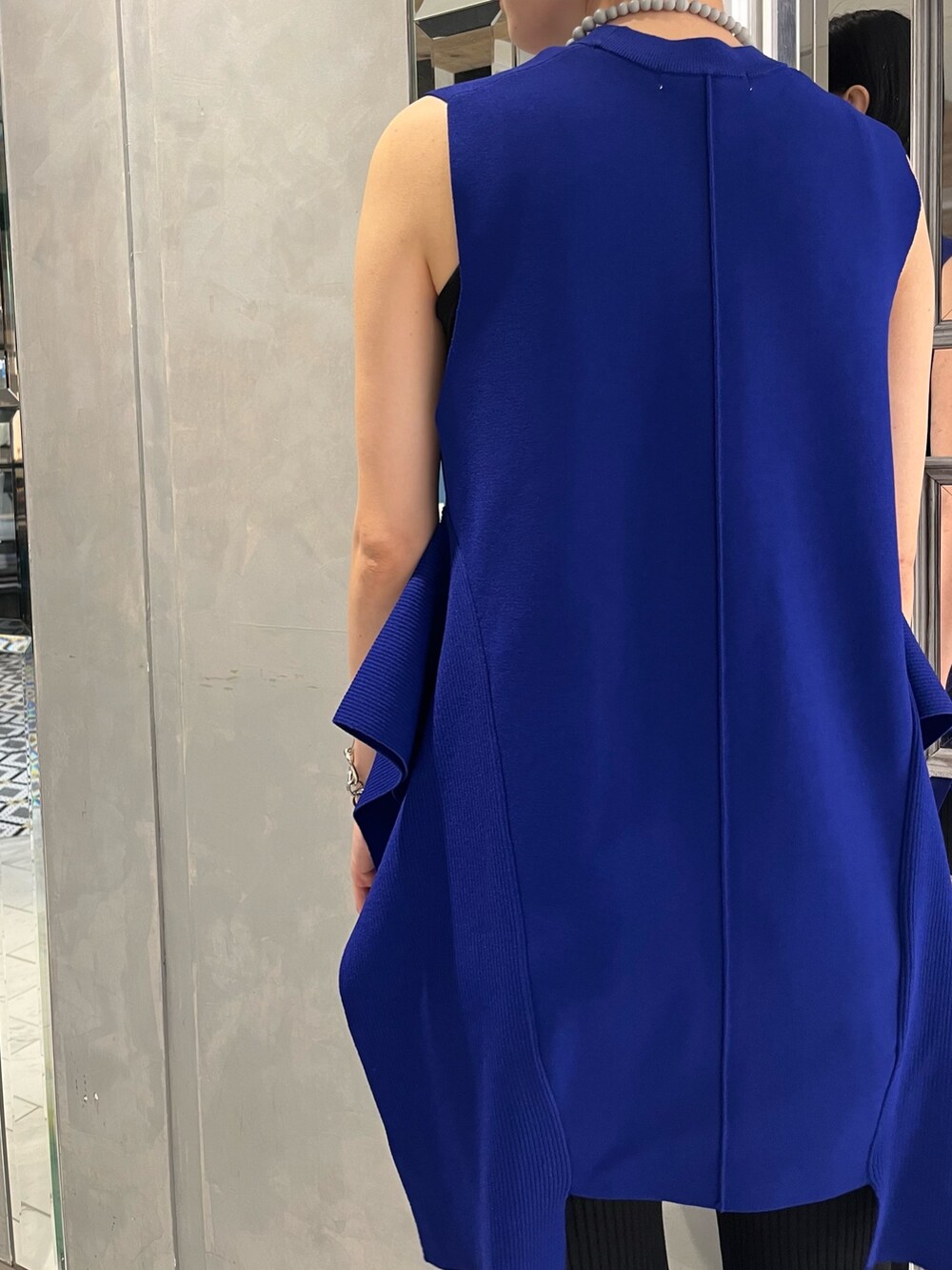 ブルー系のニット/セーター、ブラック系のその他パンツ、その他のサンダルを着用したレディースの春コーディネートの8枚目の写真